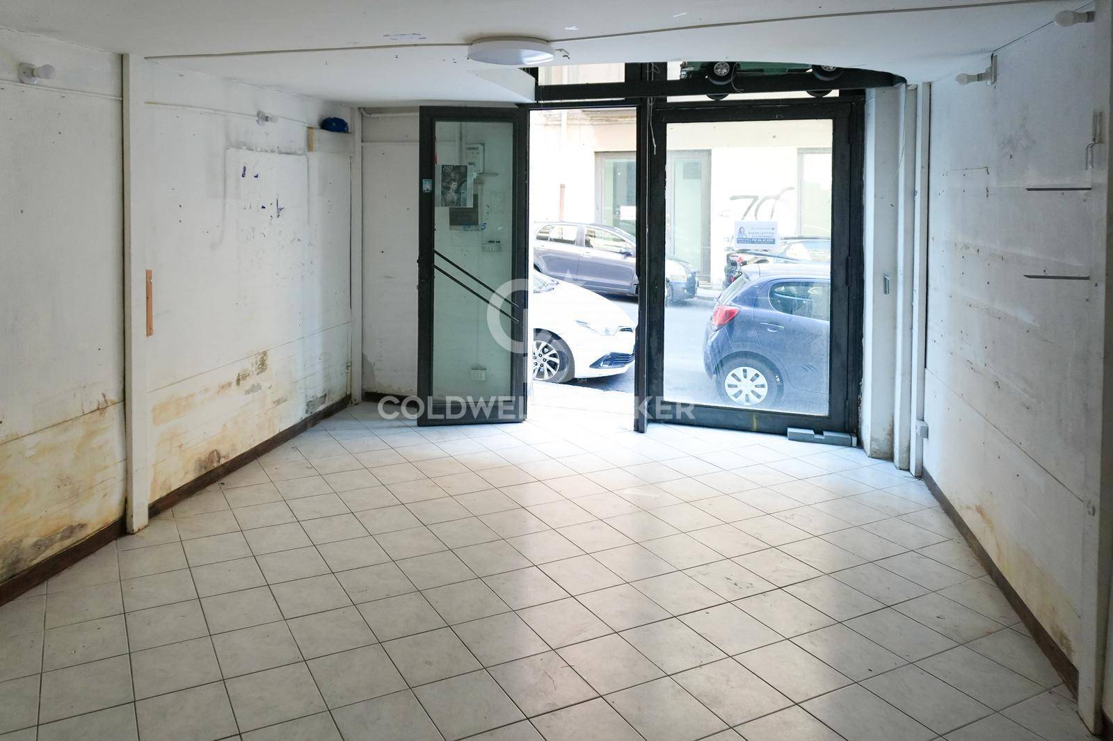 Locale commerciale in affitto a Acireale
