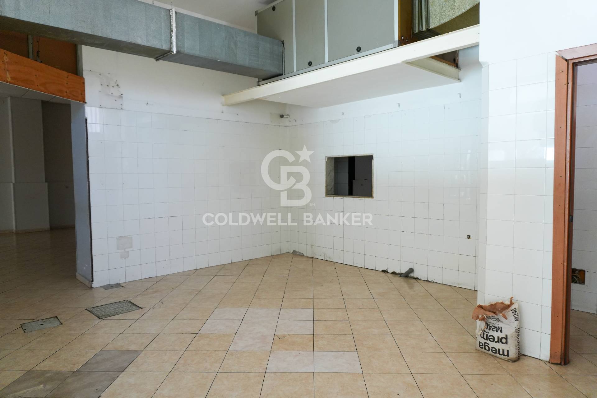 Locale commerciale in affitto a Acireale