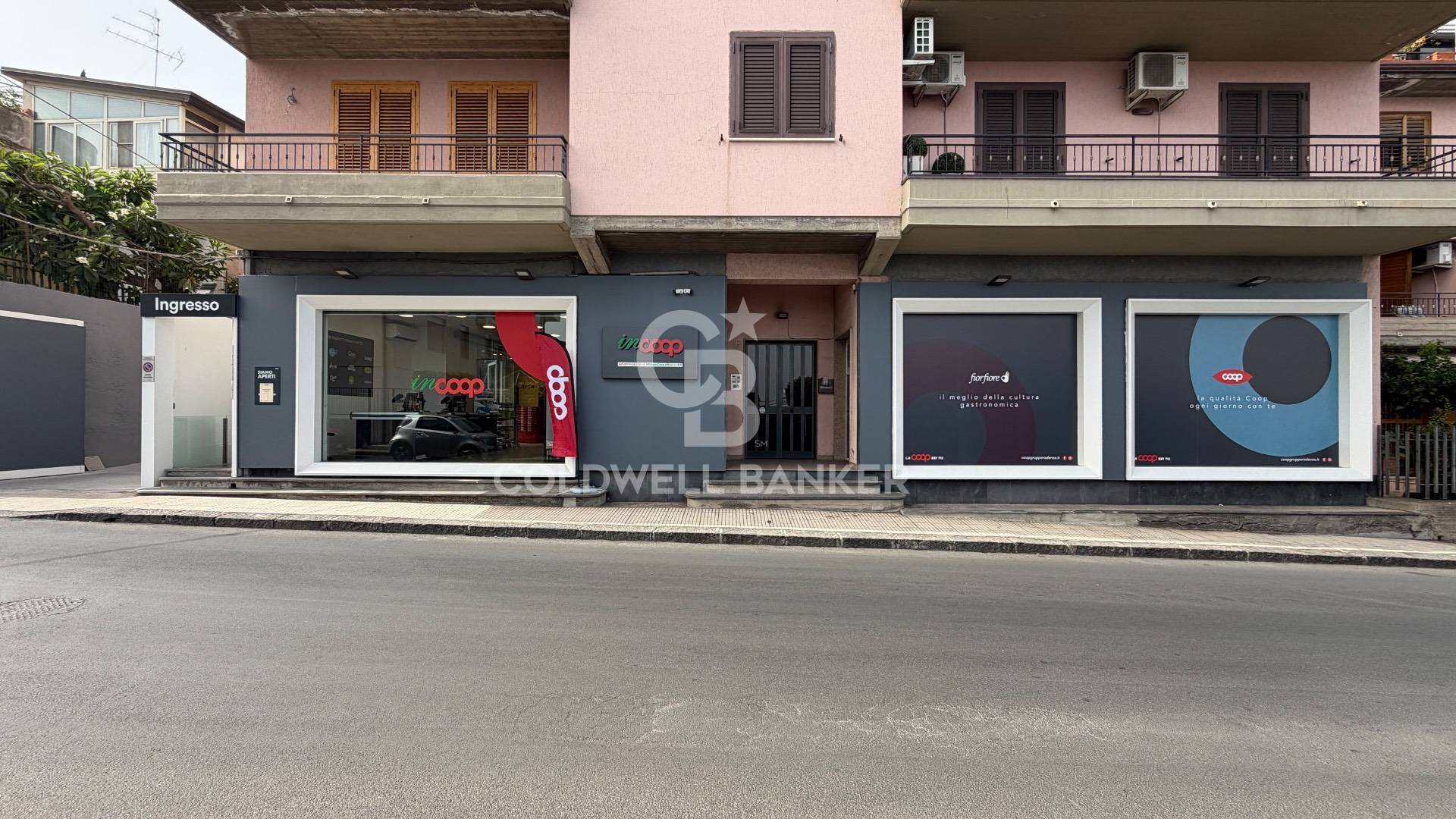 Locale commerciale in vendita a Aci Castello