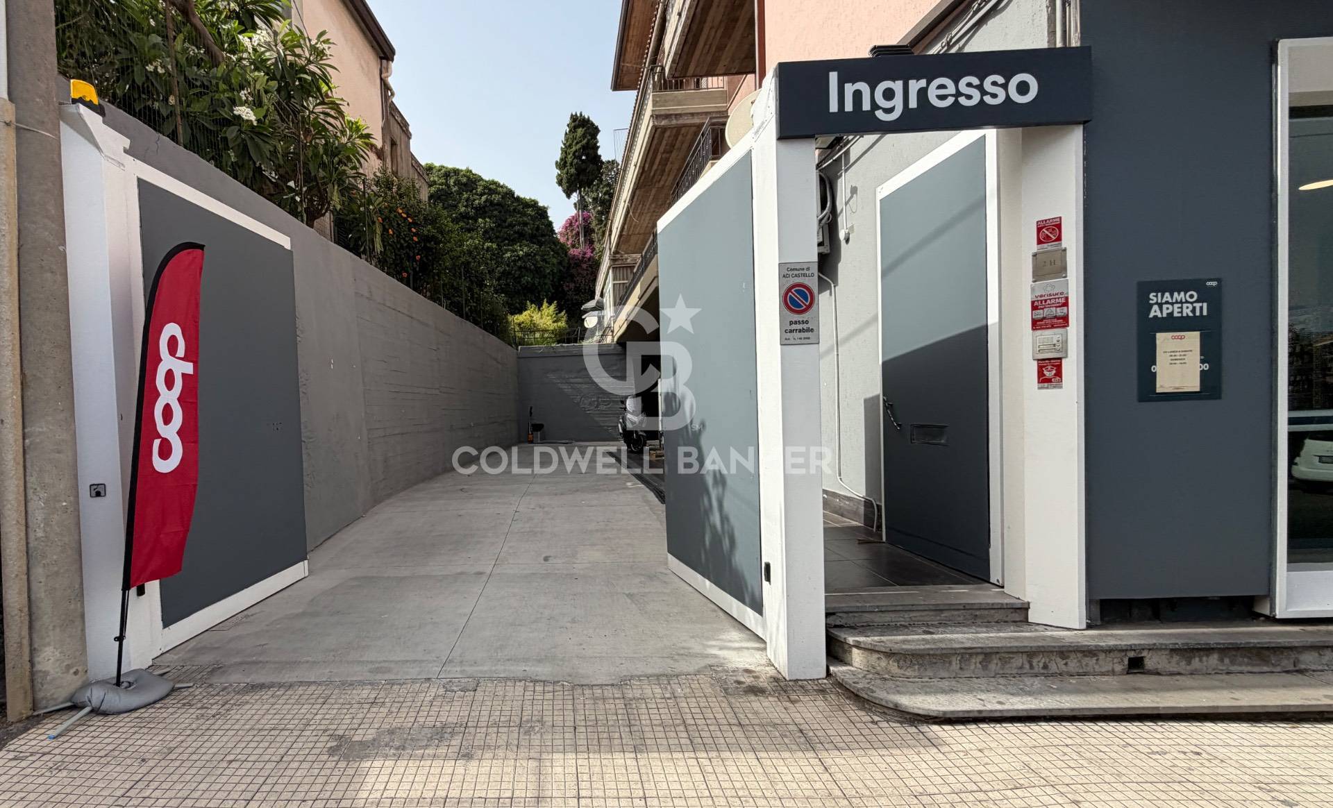 Locale commerciale in affitto a Aci Castello