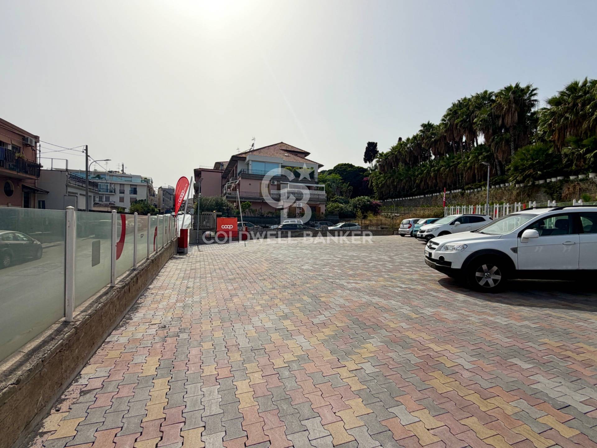Locale commerciale in affitto a Aci Castello