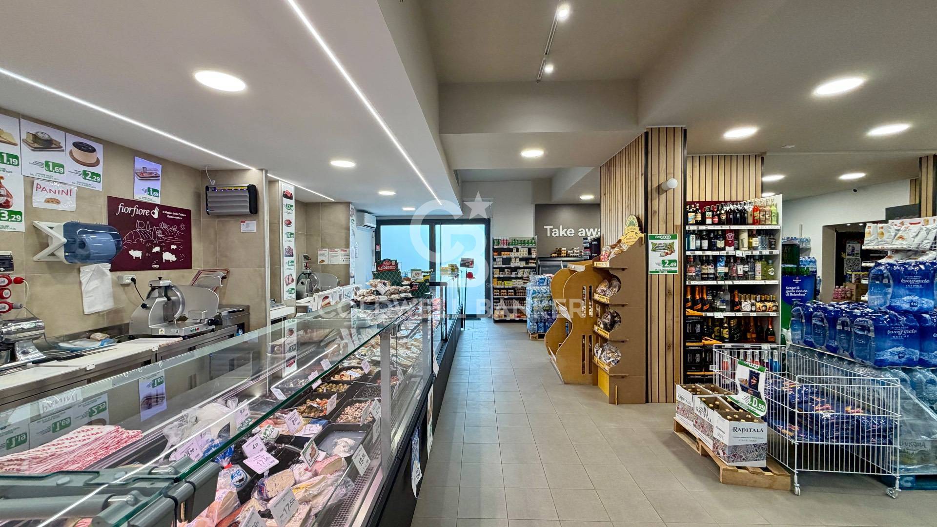 Locale commerciale in affitto a Aci Castello
