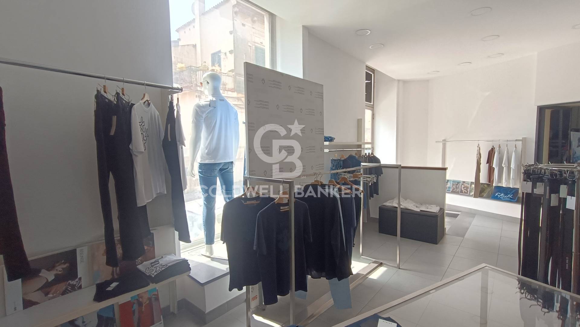 Locale commerciale in affitto a Acireale