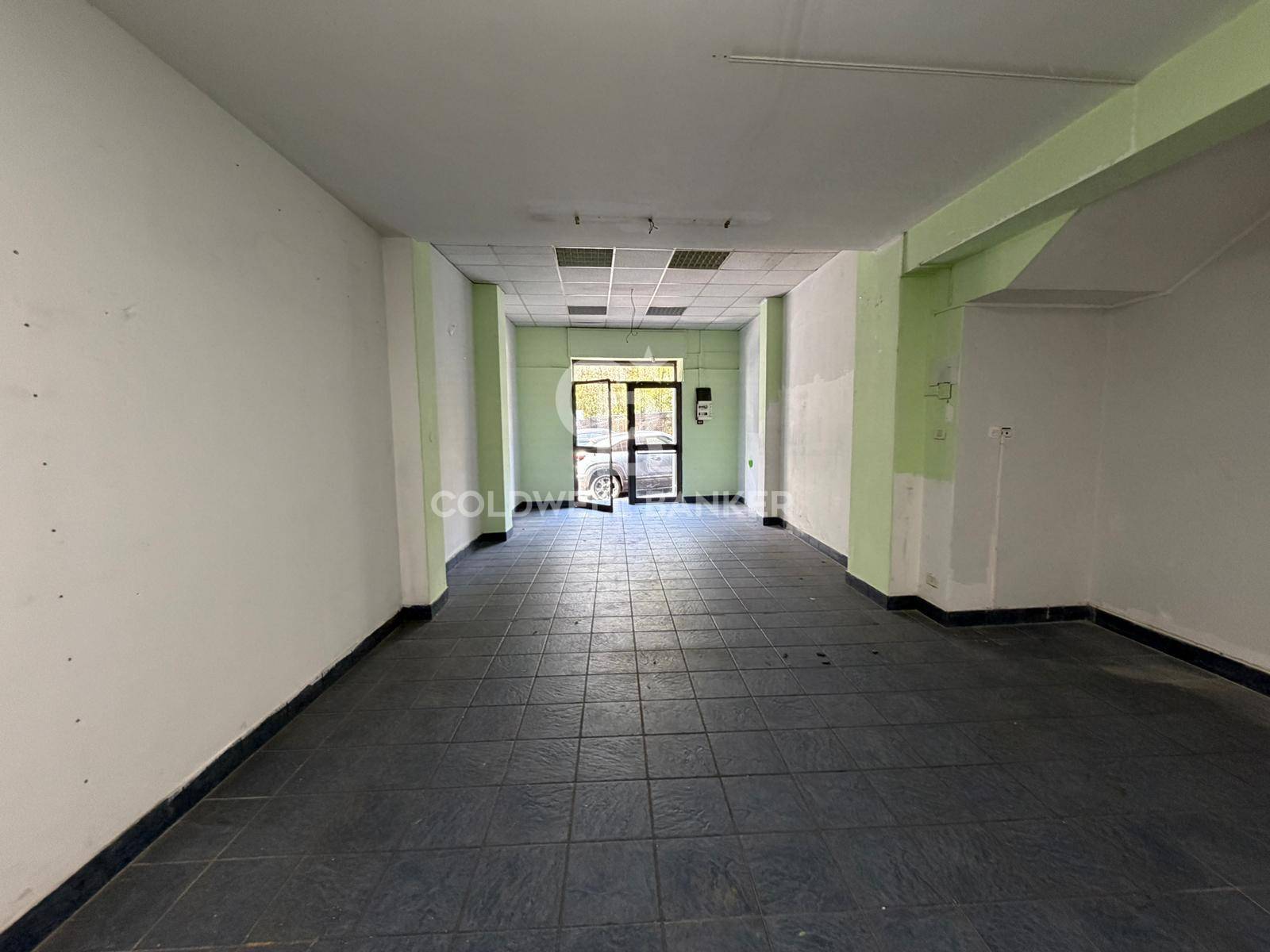 Locale commerciale in affitto a Tremestieri Etneo