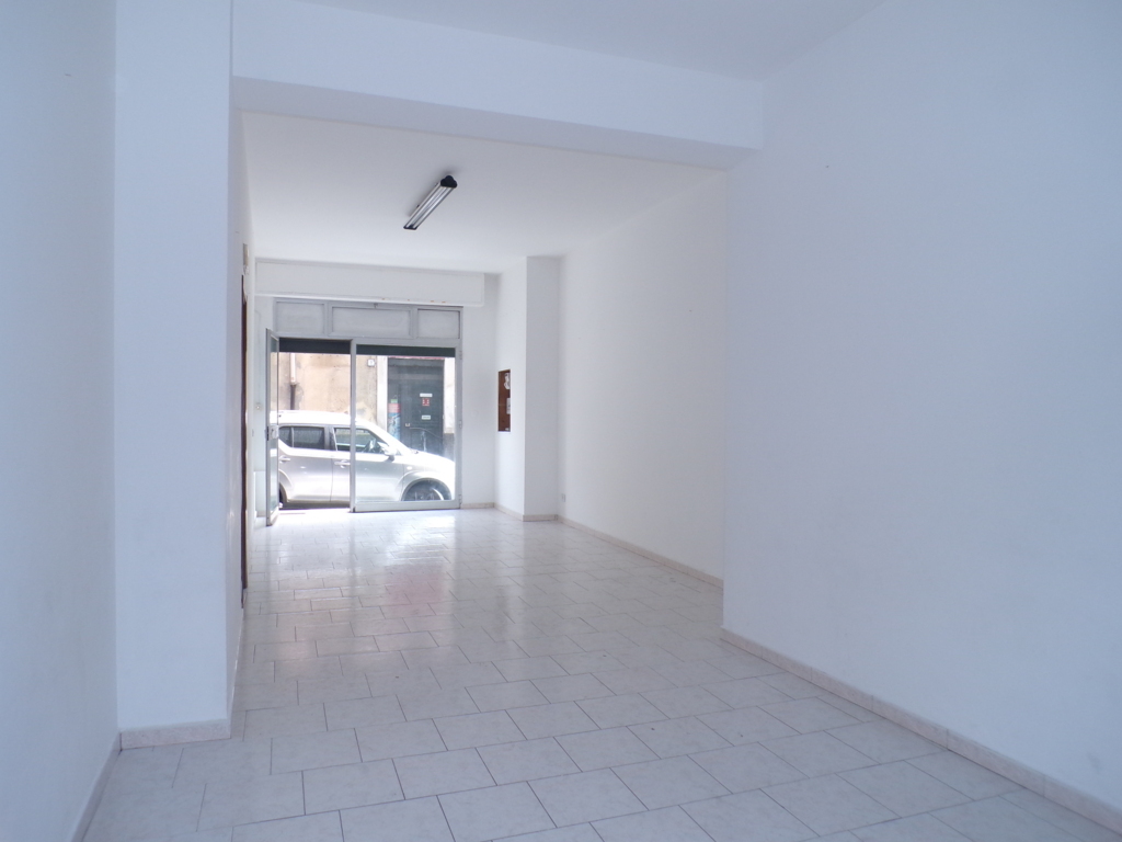 Locale commerciale in affitto a Aci Catena