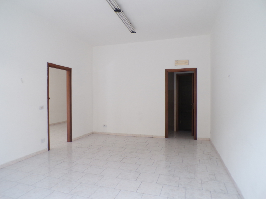 Locale commerciale in affitto a Aci Catena