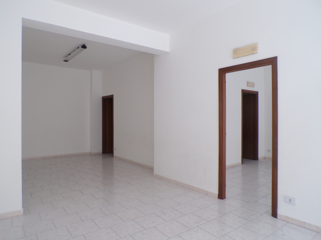 Locale commerciale in affitto a Aci Catena