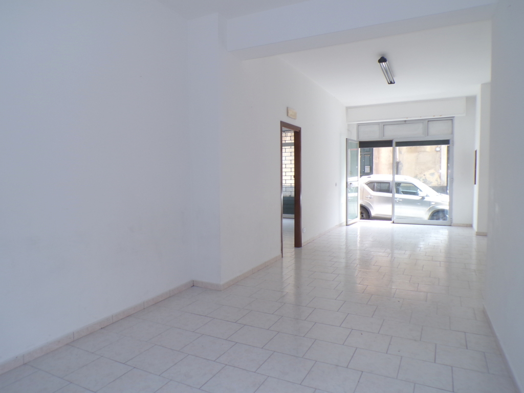 Locale commerciale in affitto a Aci Catena