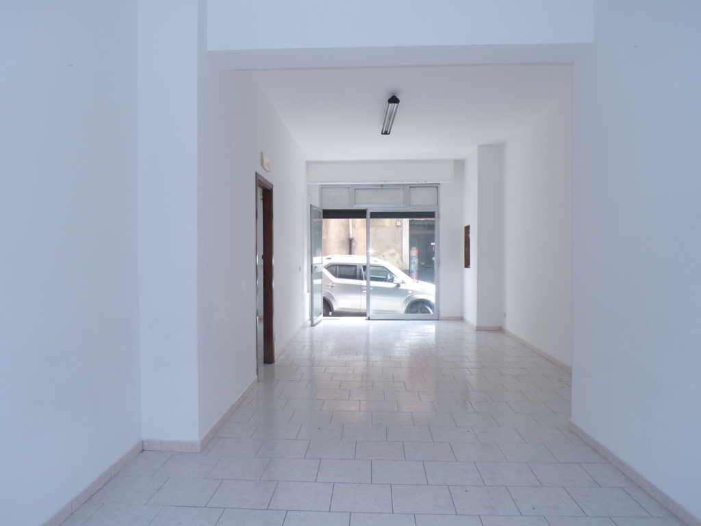 Locale commerciale in affitto a Aci Catena