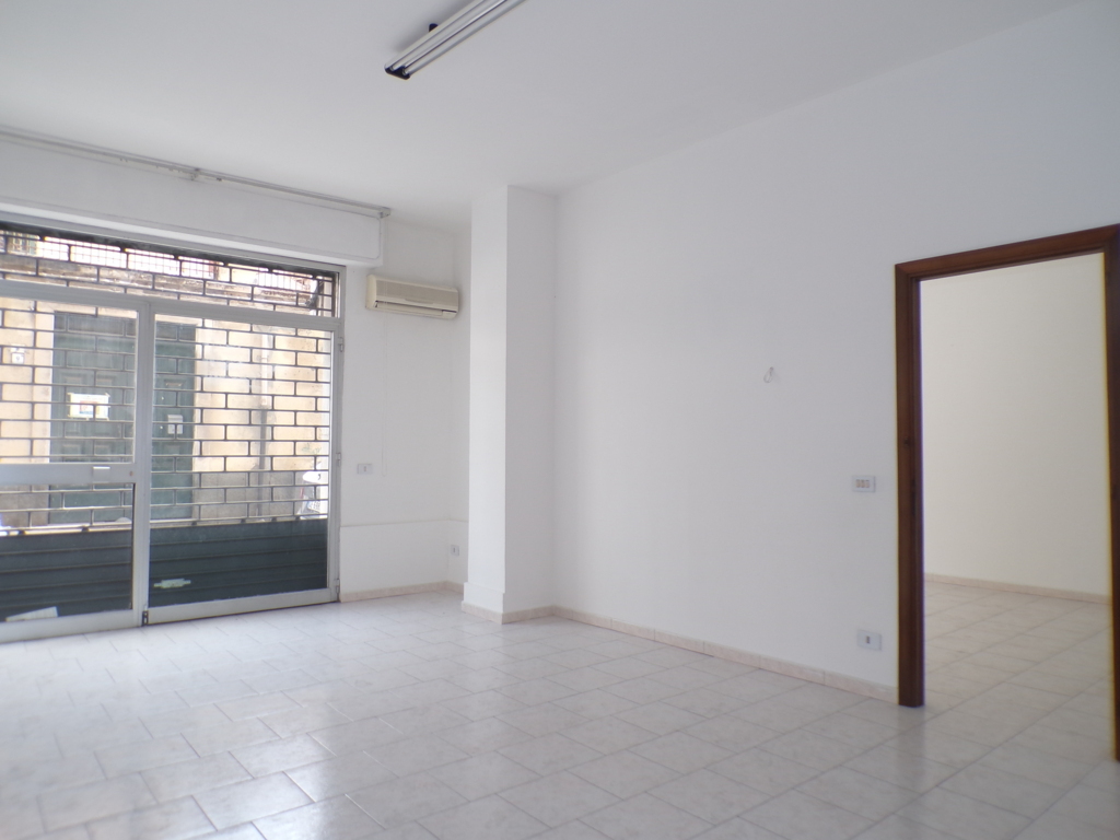 Locale commerciale in affitto a Aci Catena