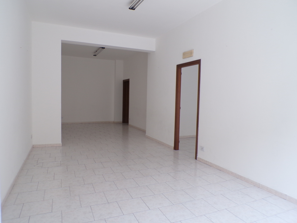 Locale commerciale in affitto a Aci Catena