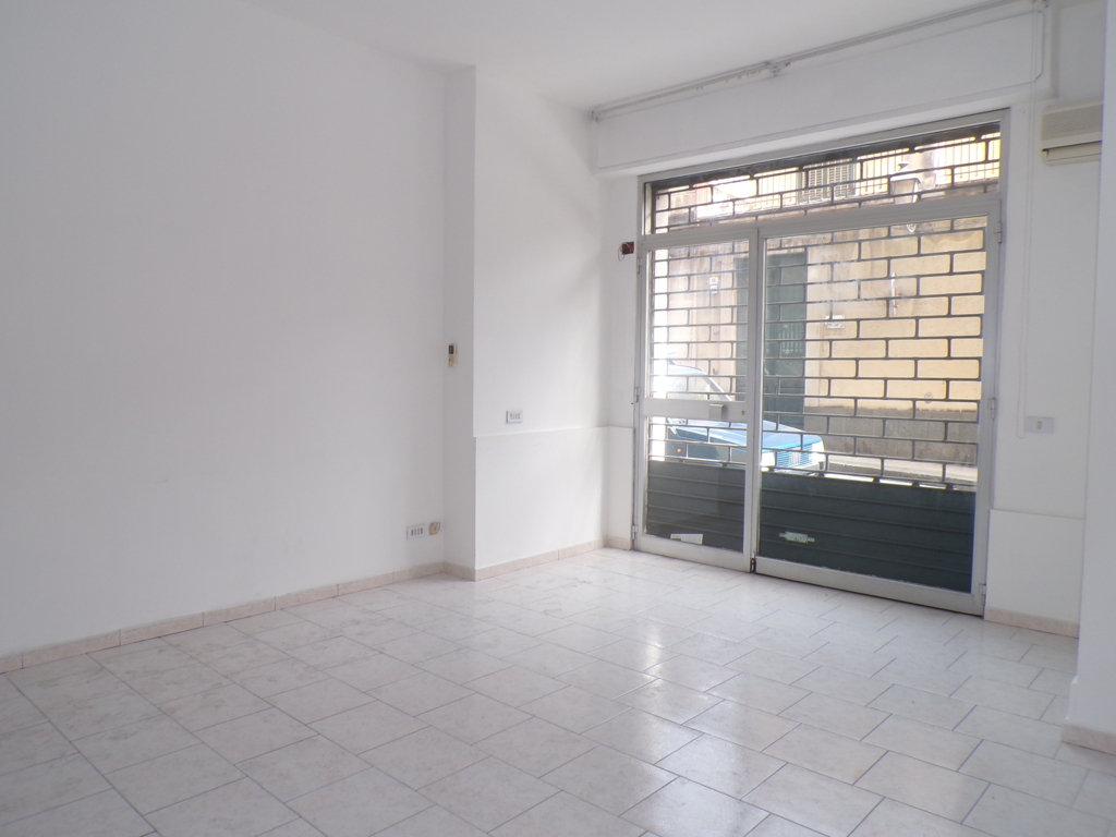 Locale commerciale in affitto a Aci Catena