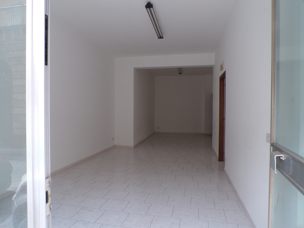 Locale commerciale in affitto a Aci Catena