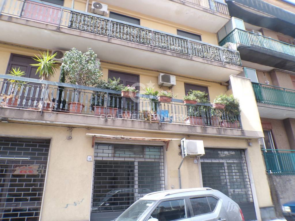 Locale commerciale in vendita a Aci Catena