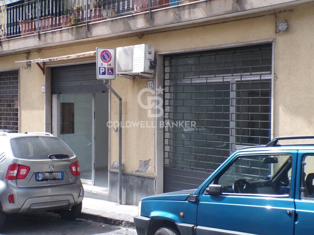 Locale commerciale in vendita a Aci Catena