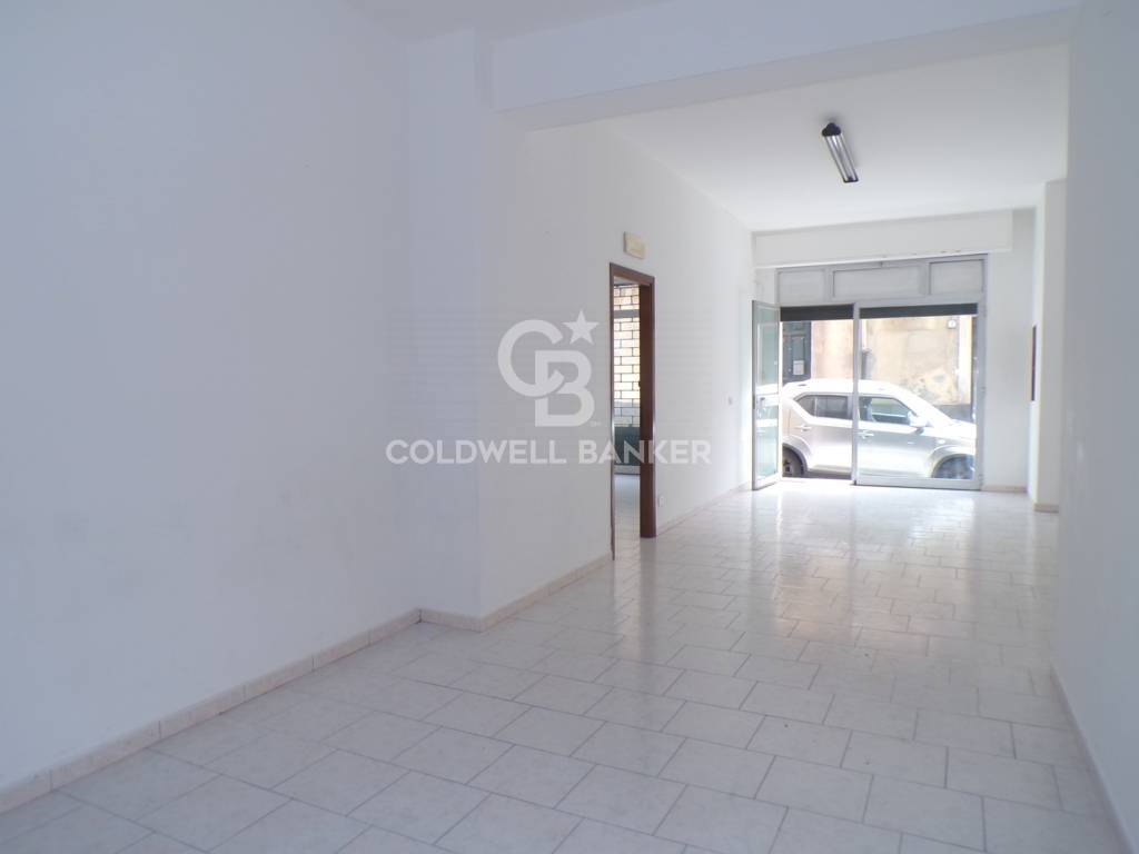 Locale commerciale in vendita a Aci Catena