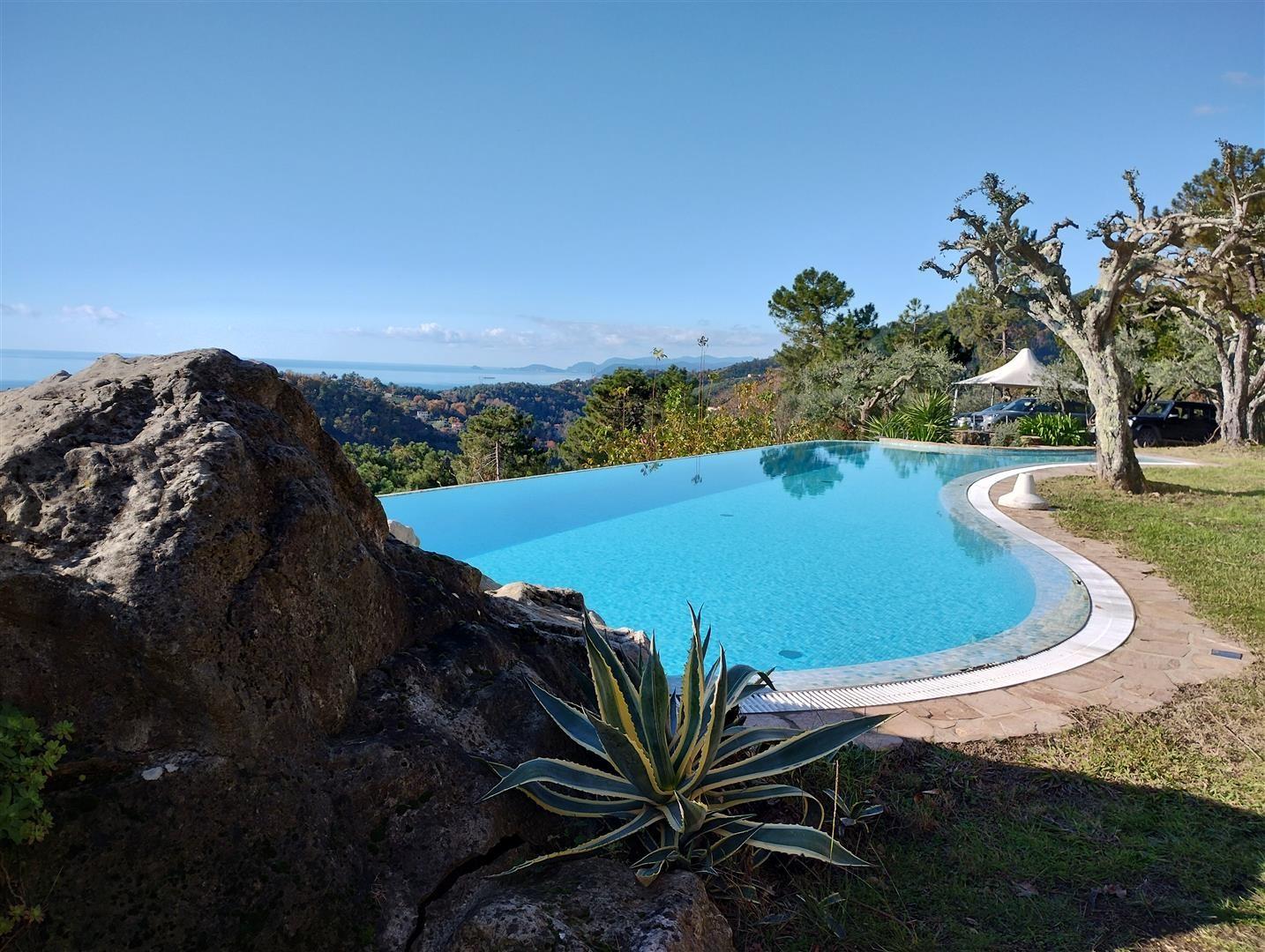 Villa vista mare, Pietrasanta strettoia