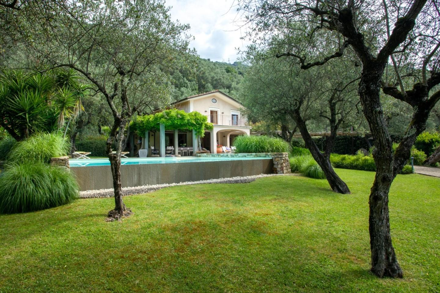 Villa con giardino, Pietrasanta valdicastello carducci