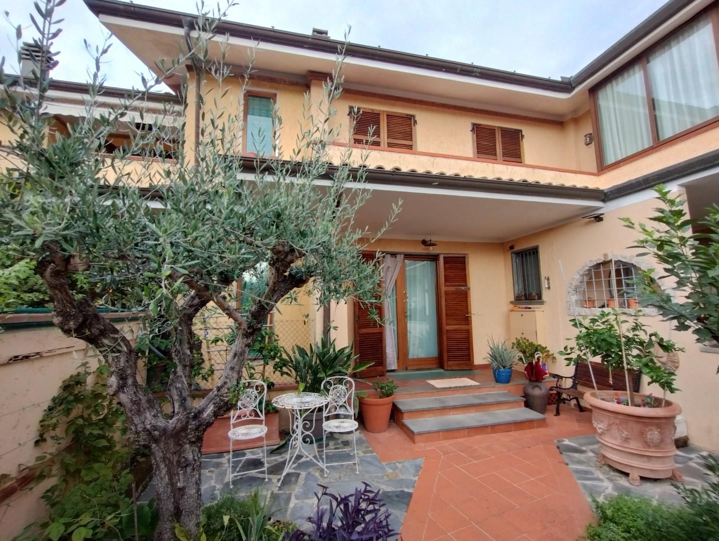 Villa Trifamiliari con giardino a Pietrasanta