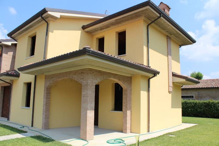 Villa con box a San Possidonio