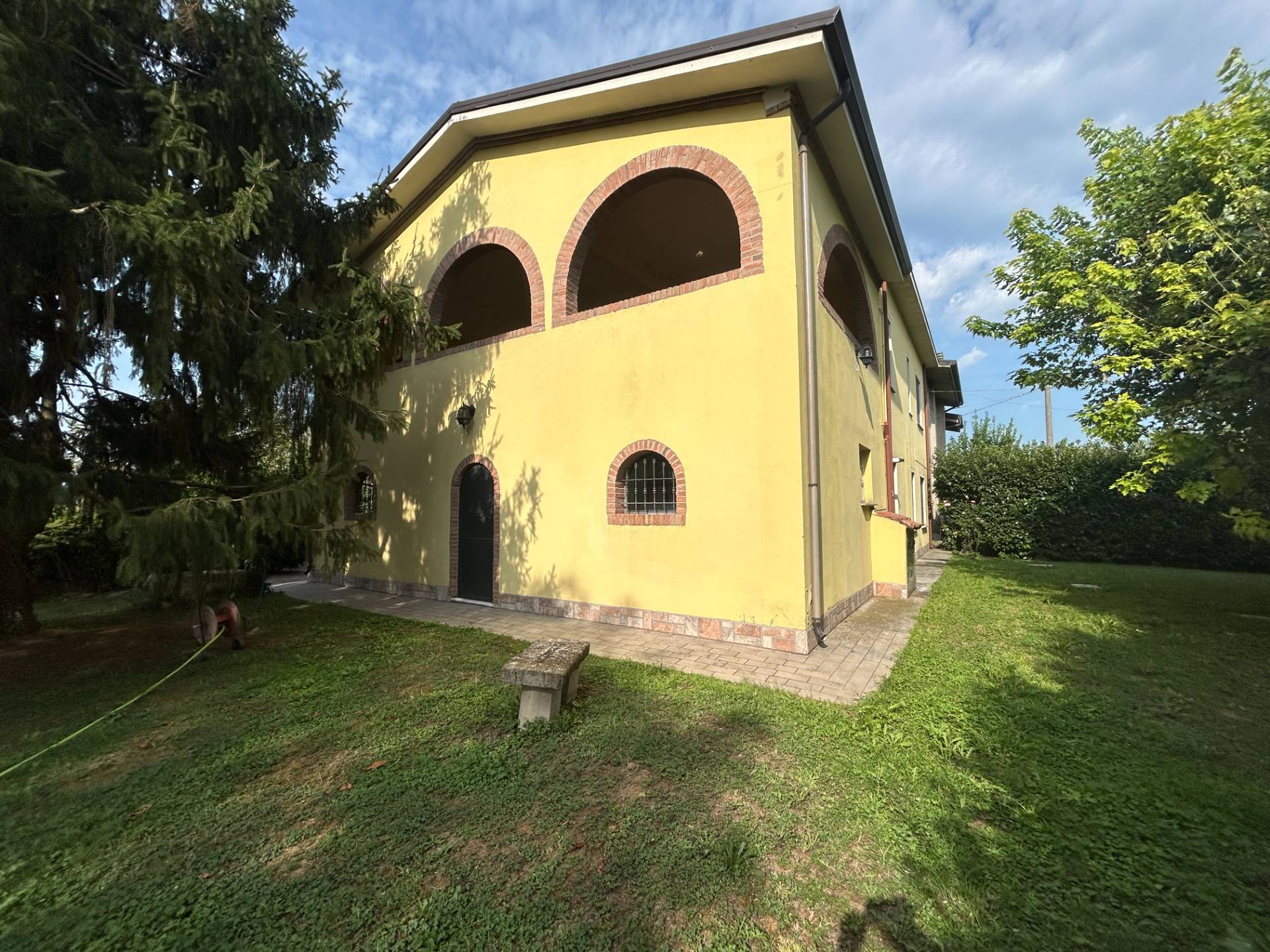 Villa con terrazzo a Poggio Rusco