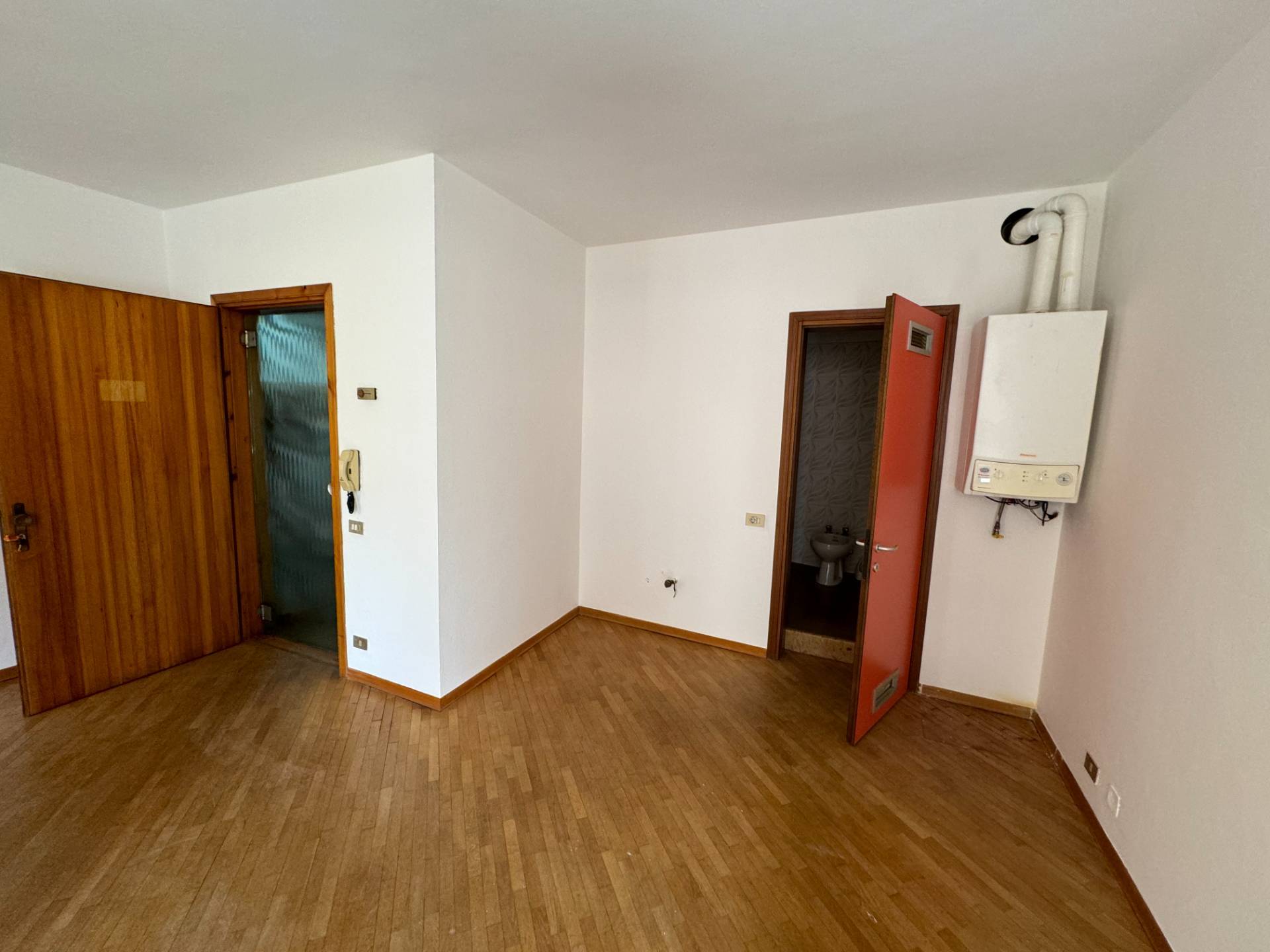 Palazzina con 5 Uffici e possibilit di cambio d'uso in residenziale in vendita a Finale Emilia