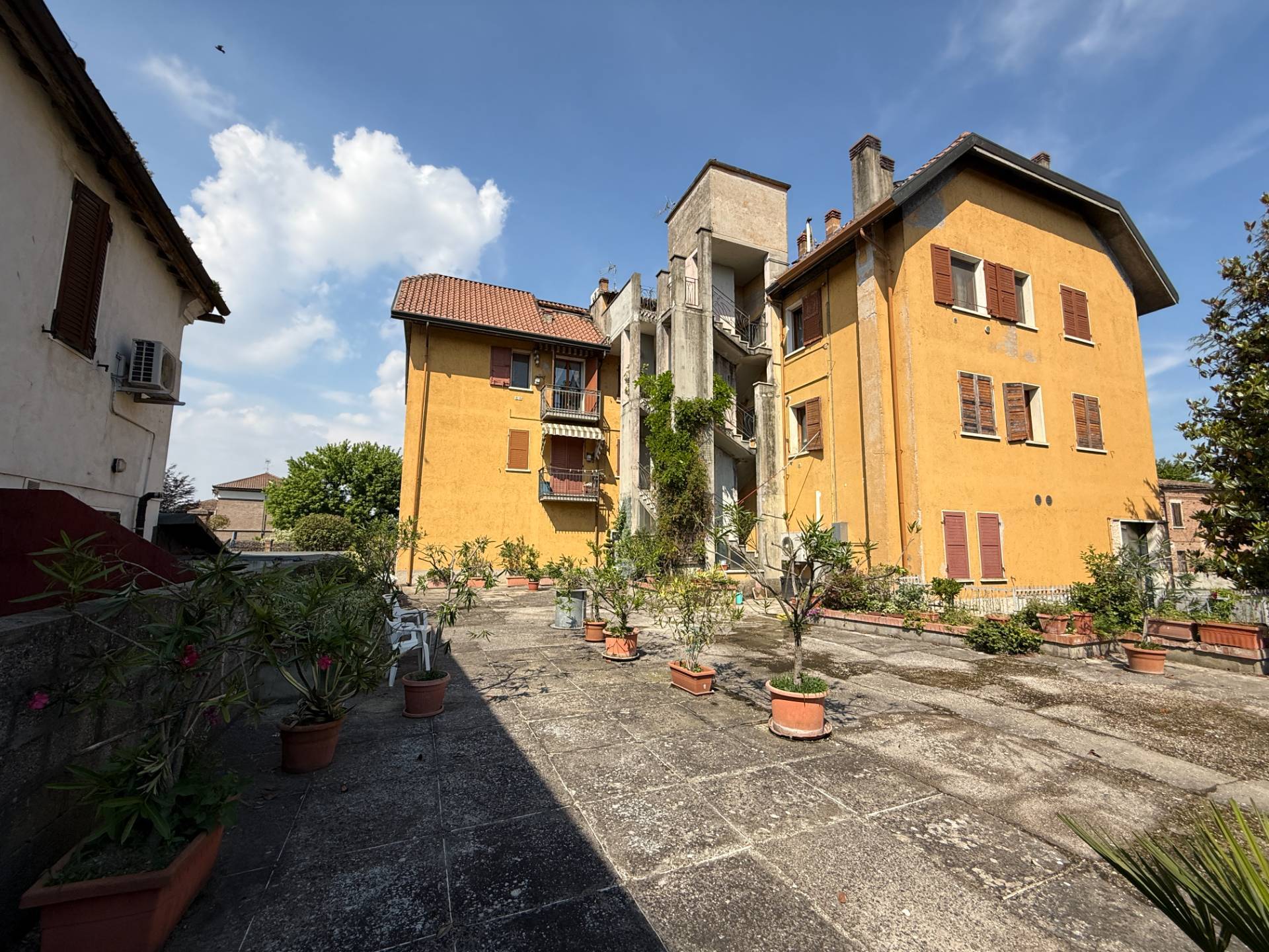 Locale commerciale in vendita a Ostiglia