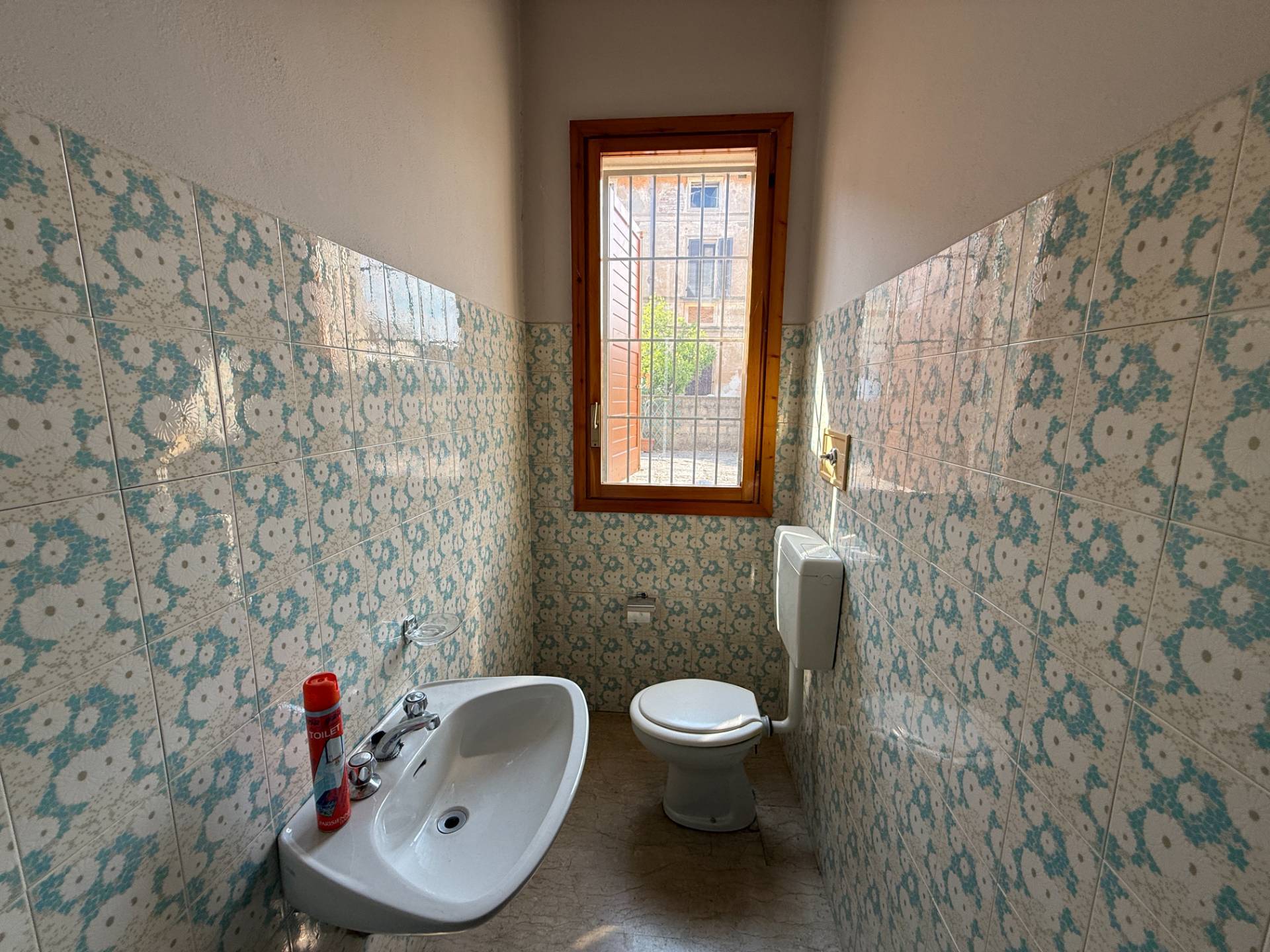 Locale commerciale in vendita a Ostiglia