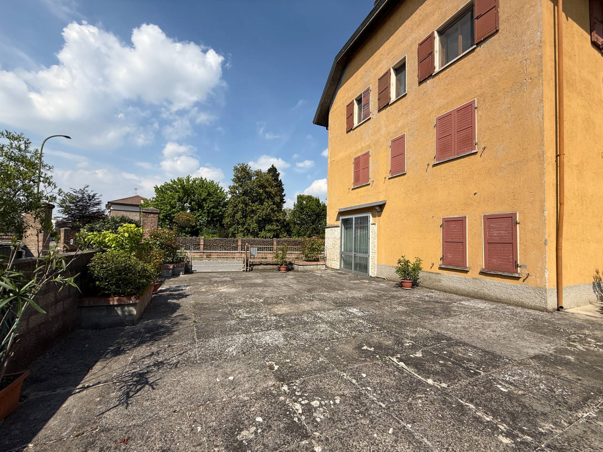 Locale commerciale in vendita a Ostiglia