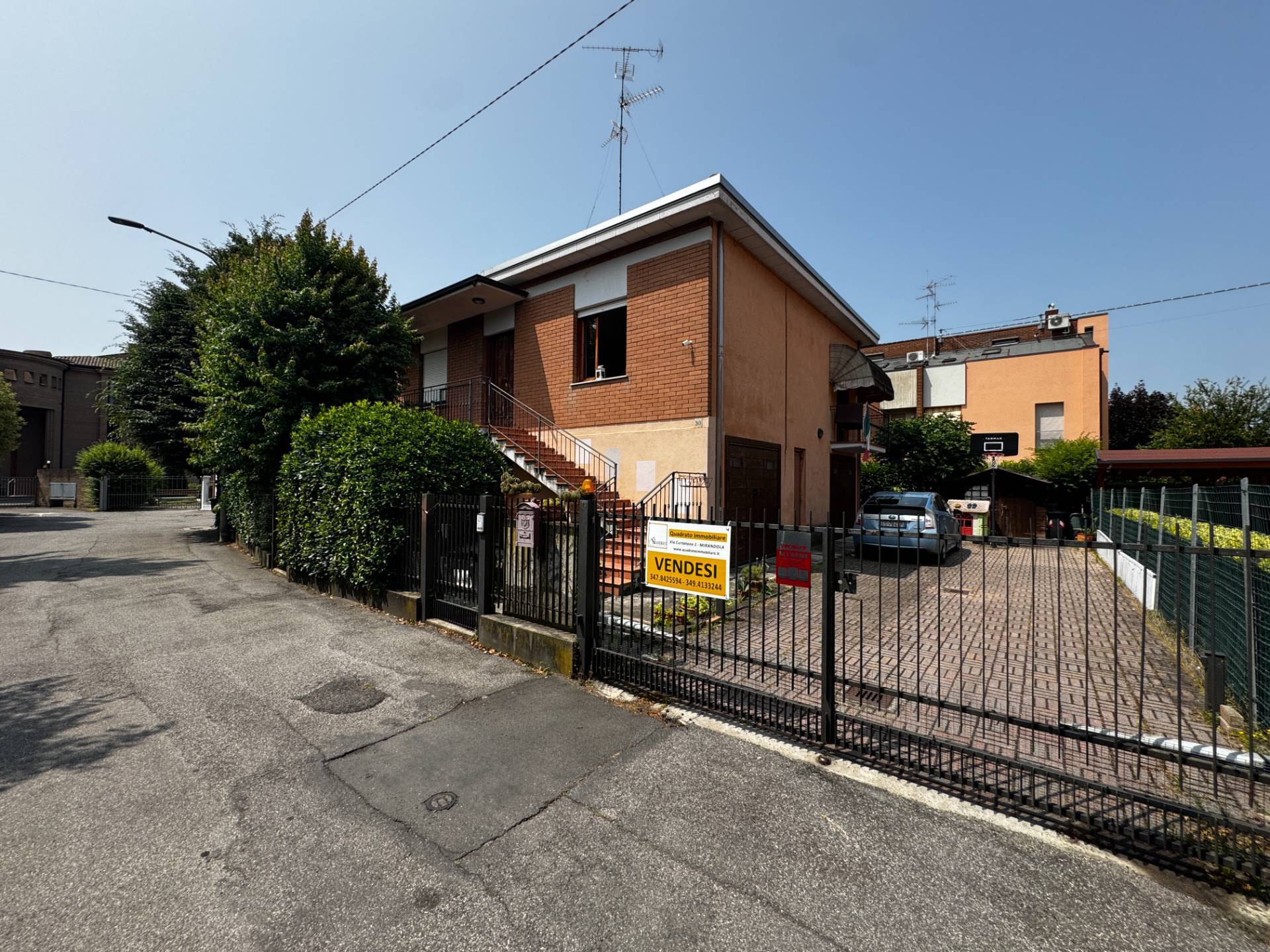 Villa Singola suddivisa in 2 Unit in vendita a Mirandola