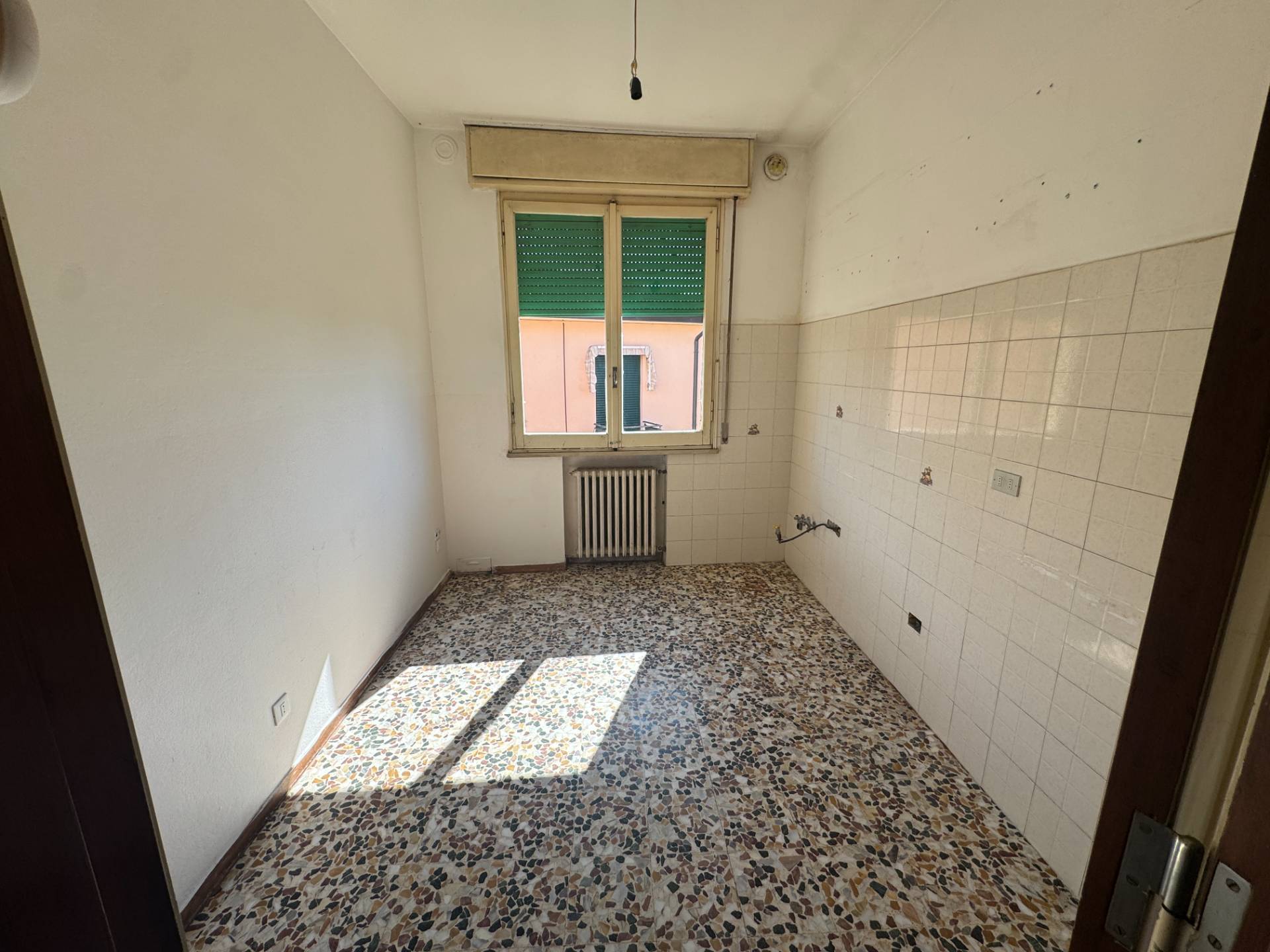 Casa indipendente con Appartamento e Negozi in vendita a Mirandola