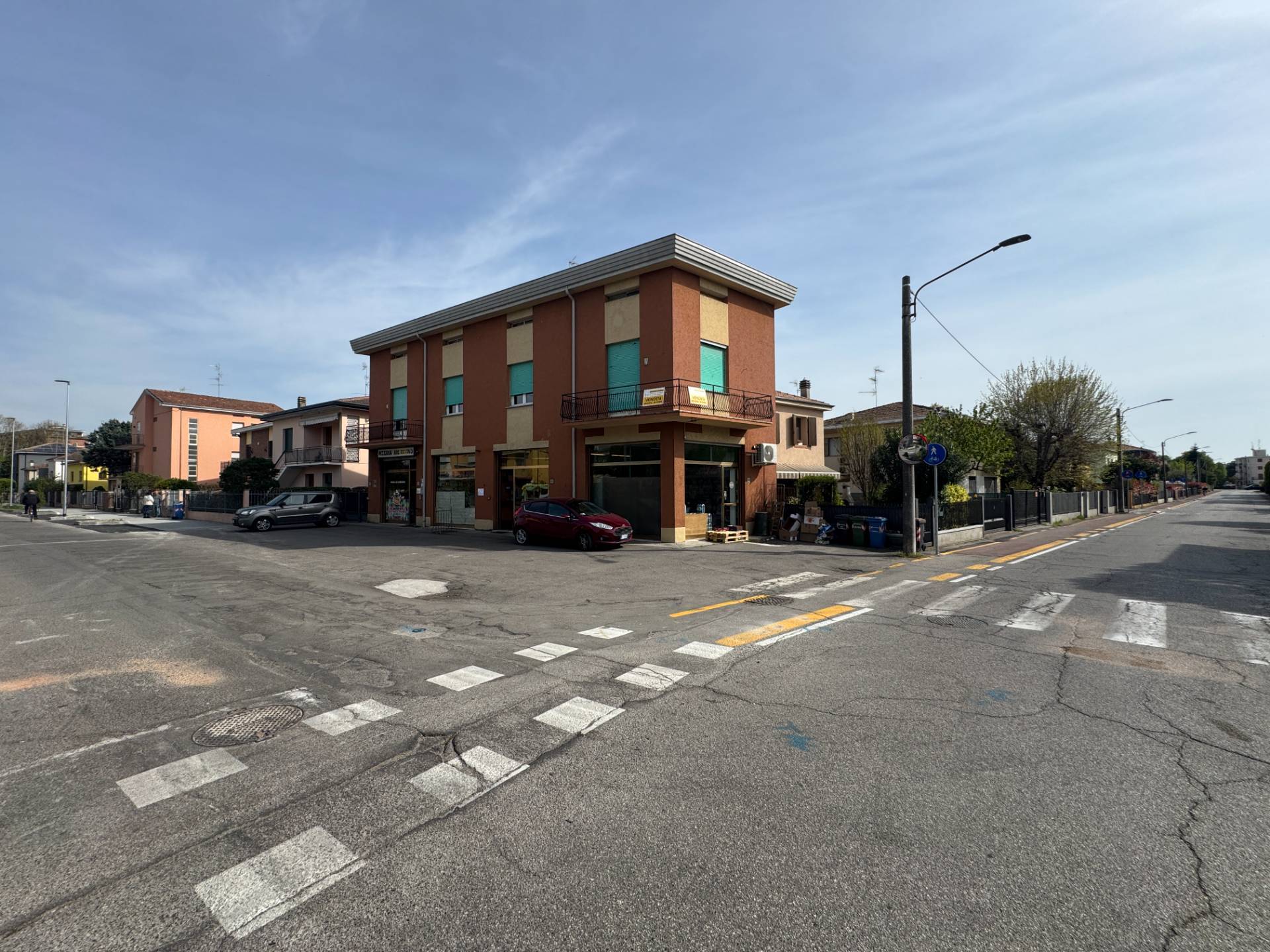 Casa indipendente con Appartamento e Negozi in vendita a Mirandola