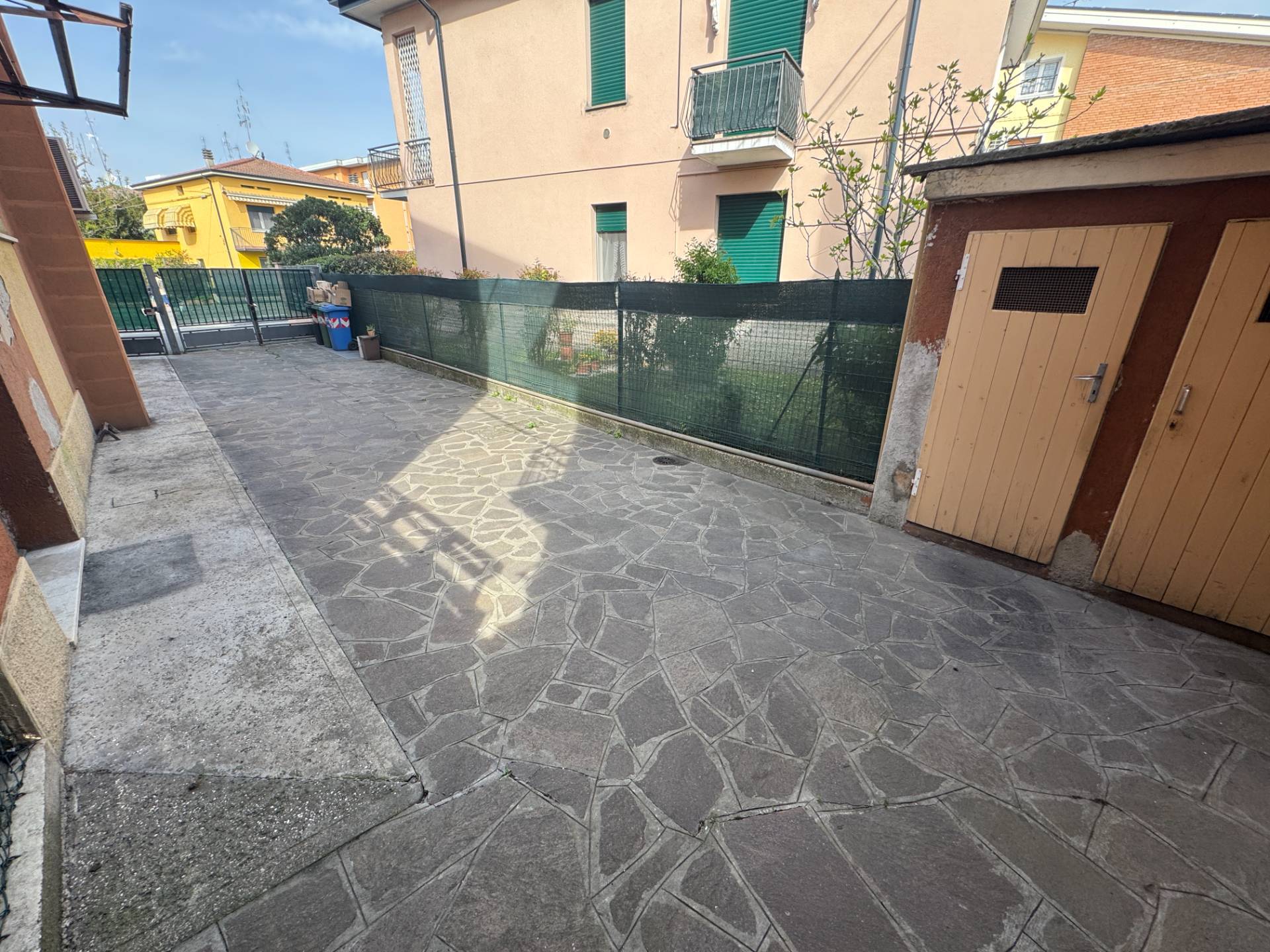 Casa indipendente con Appartamento e Negozi in vendita a Mirandola