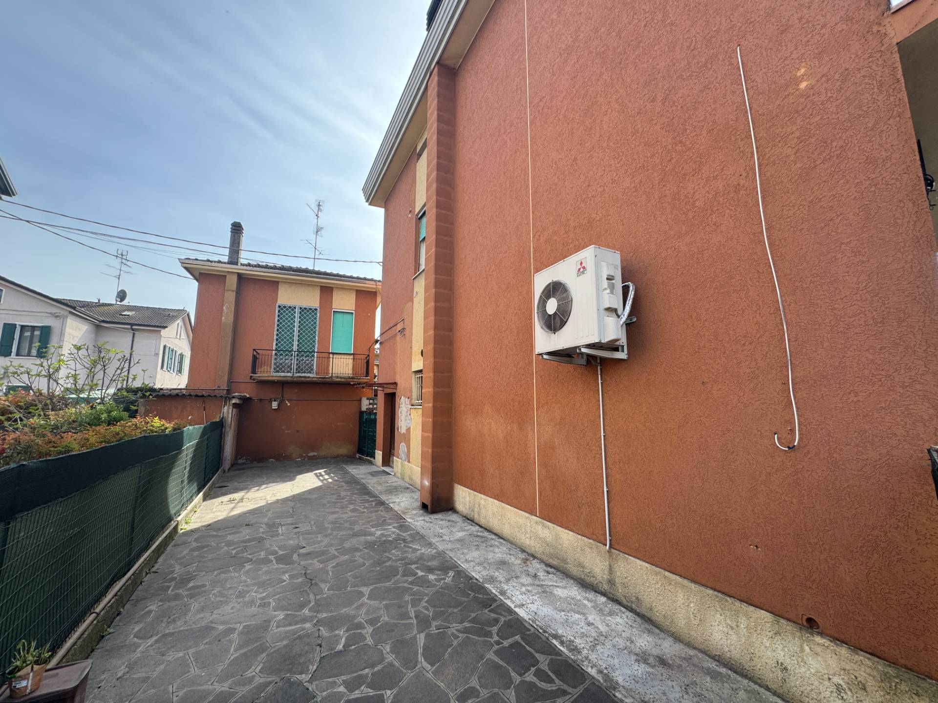 Casa indipendente con Appartamento e Negozi in vendita a Mirandola