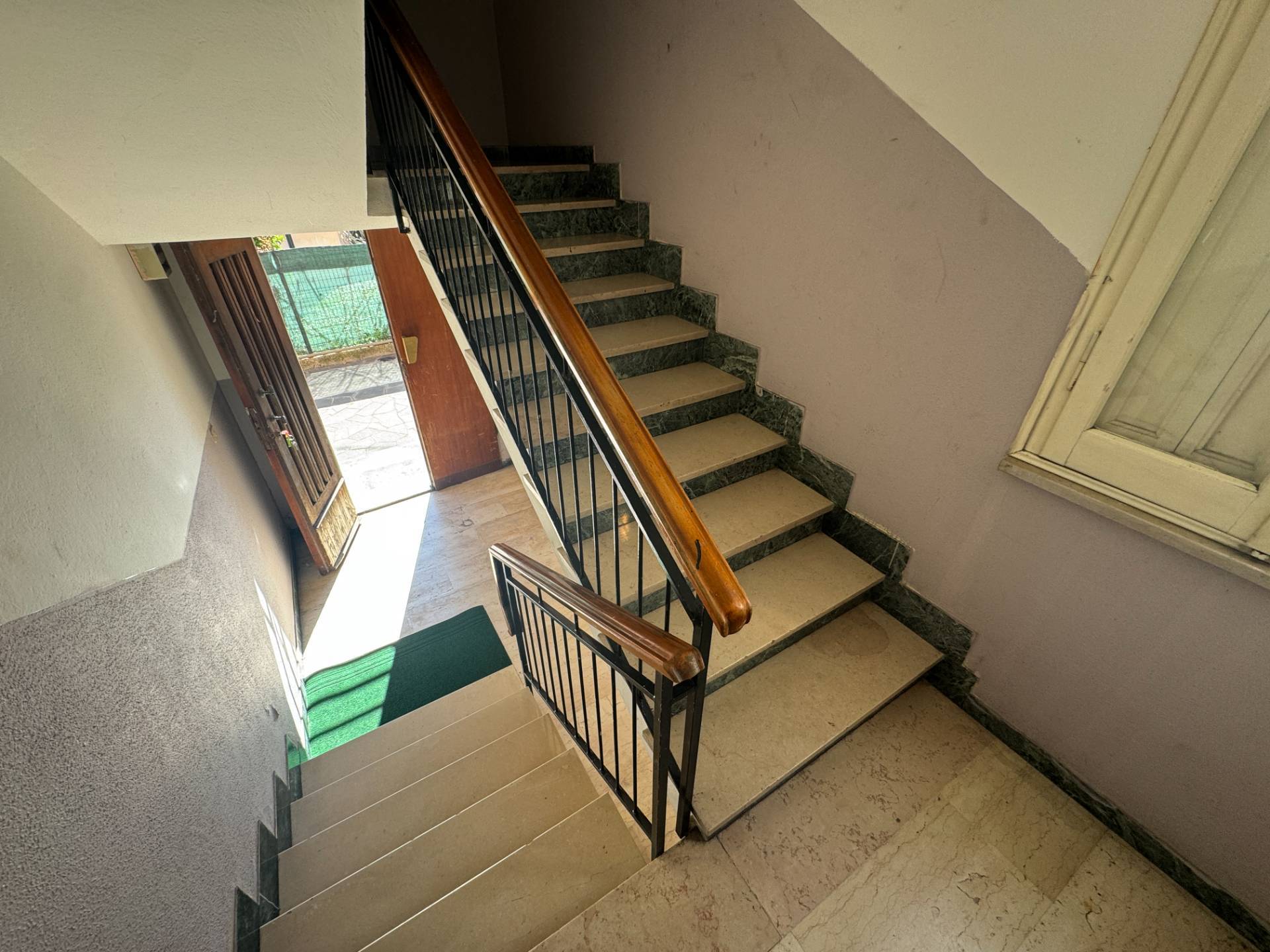 Casa indipendente con Appartamento e Negozi in vendita a Mirandola