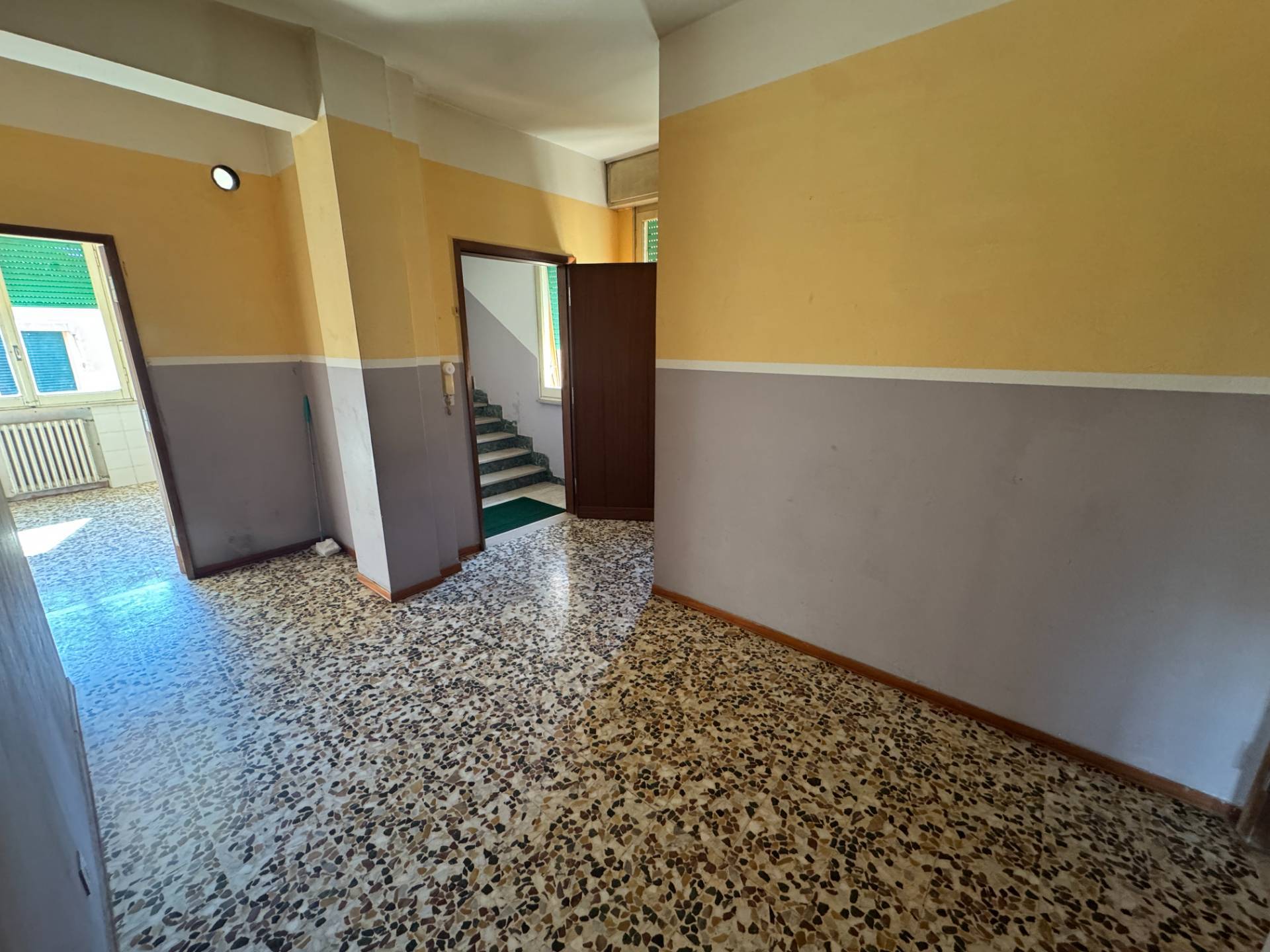 Casa indipendente con Appartamento e Negozi in vendita a Mirandola