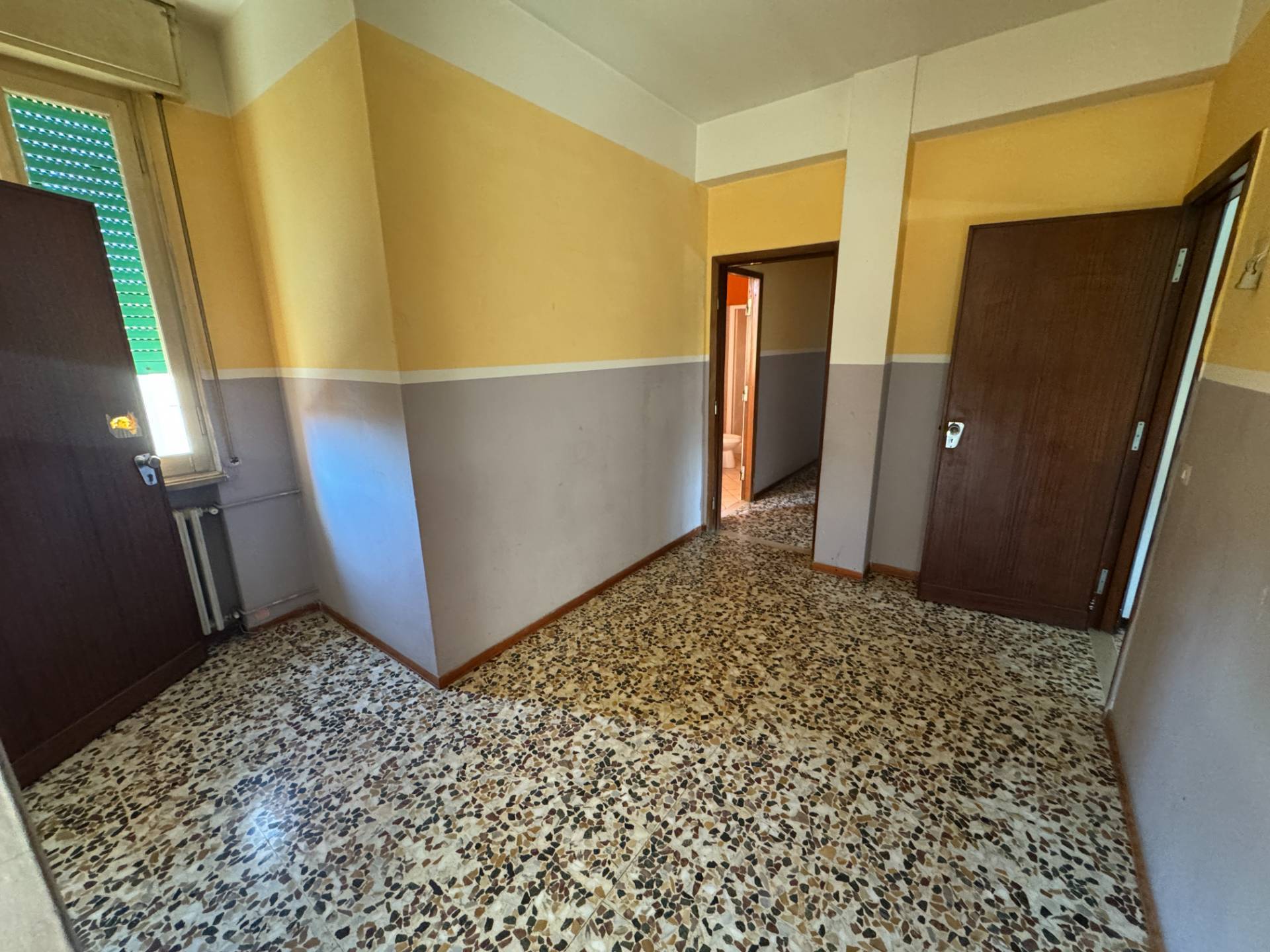 Casa indipendente con Appartamento e Negozi in vendita a Mirandola