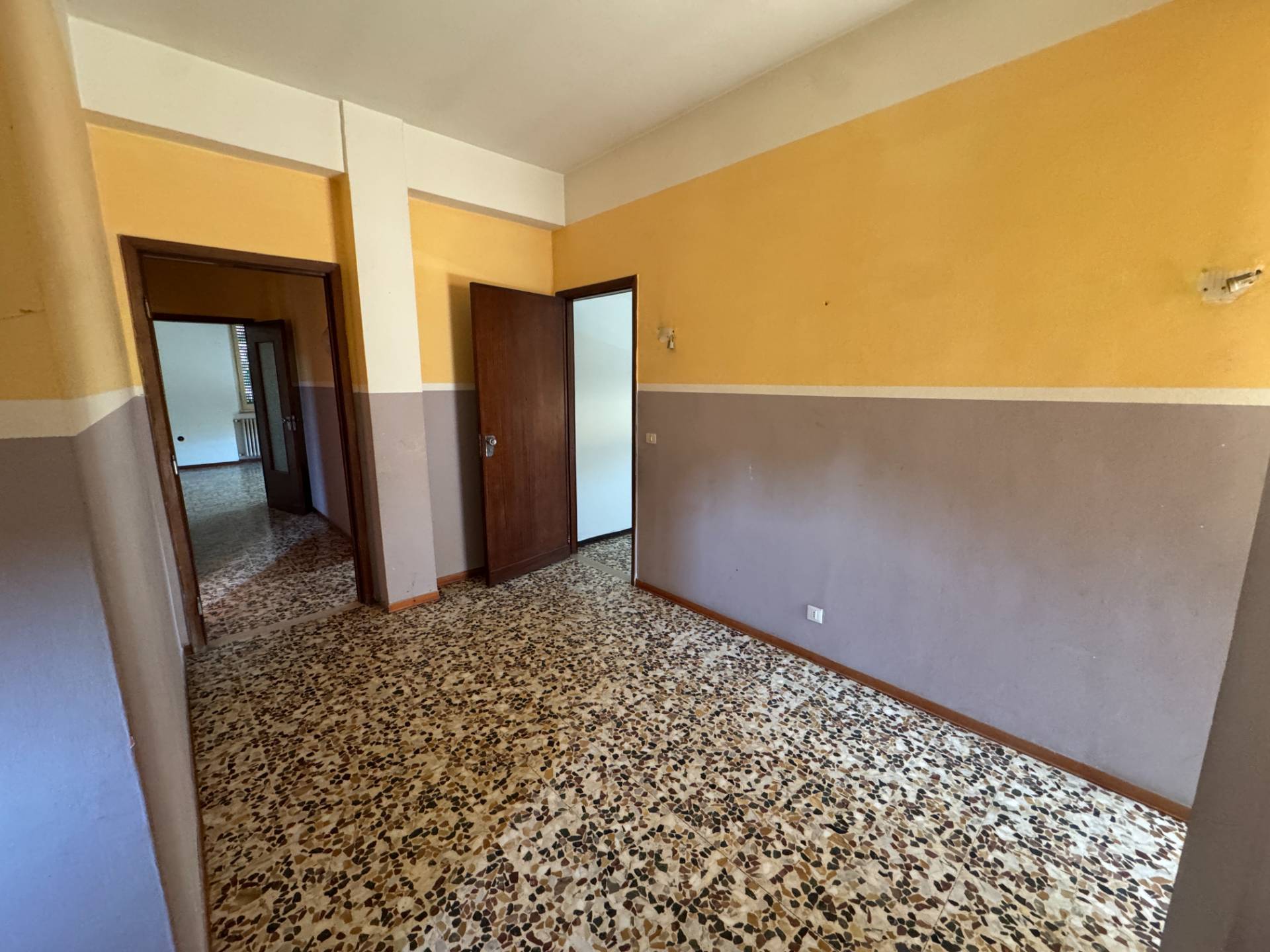 Casa indipendente con Appartamento e Negozi in vendita a Mirandola