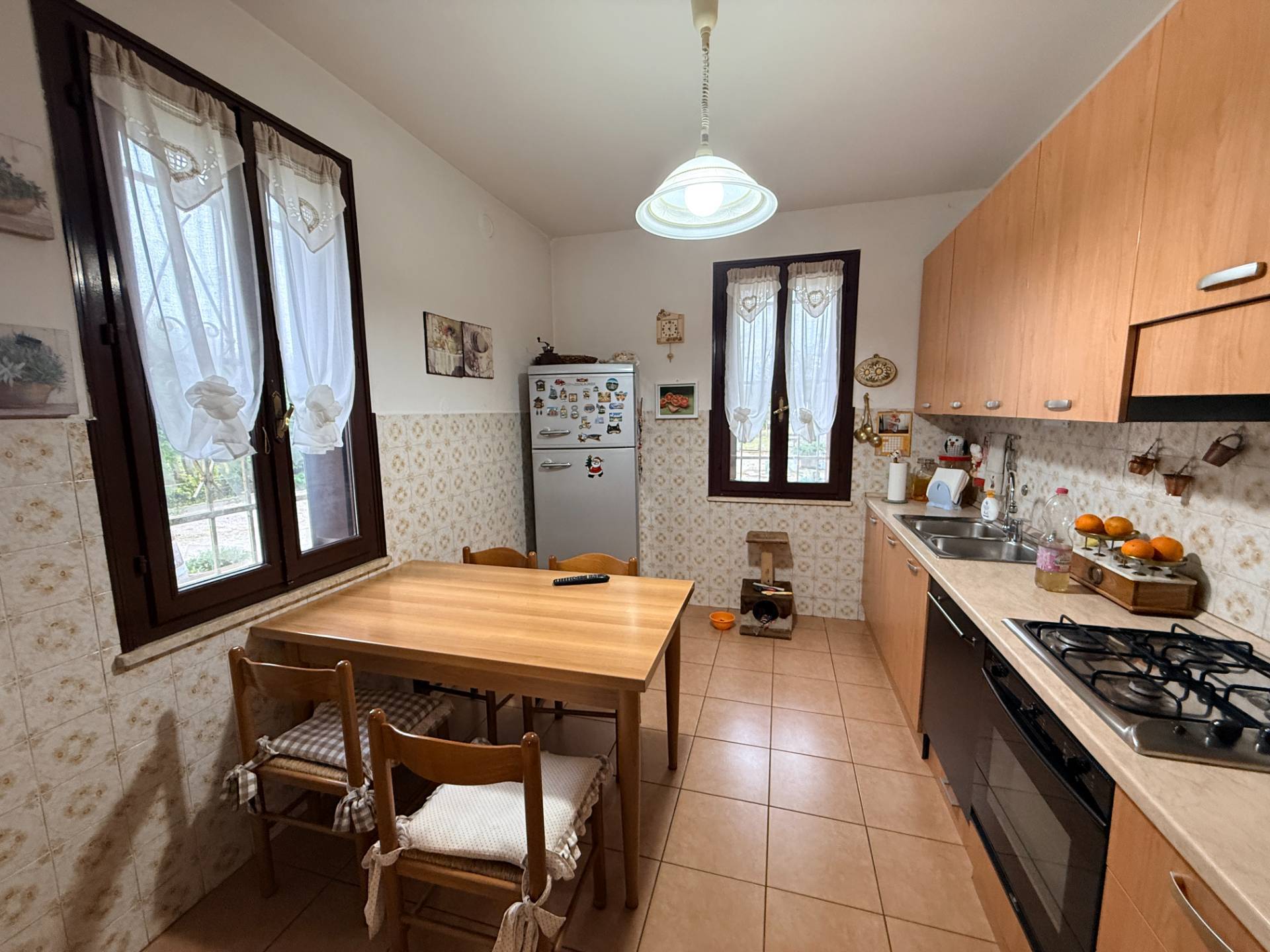 Villa Singola suddivisa in 2 Unit in vendita a Poggio Rusco