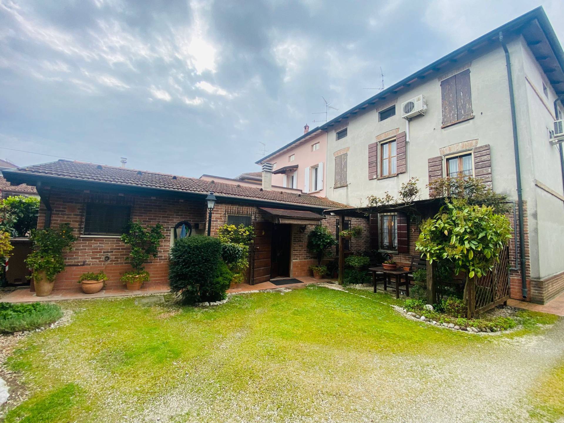 Villa Bifamiliare in vendita a Quistello
