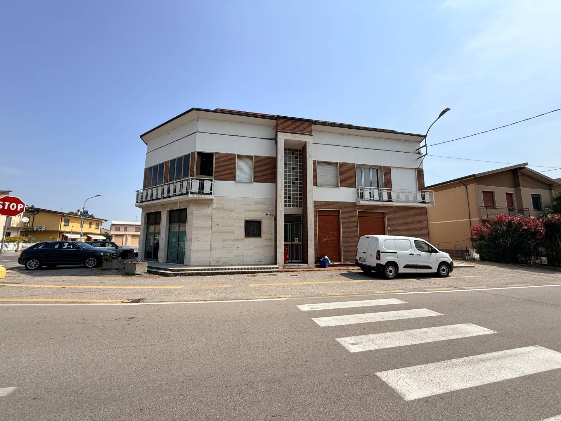 Casa Indipendente suddivisa in 2 appartamenti ed 1 magazzino in vendita a Borgo Mantovano