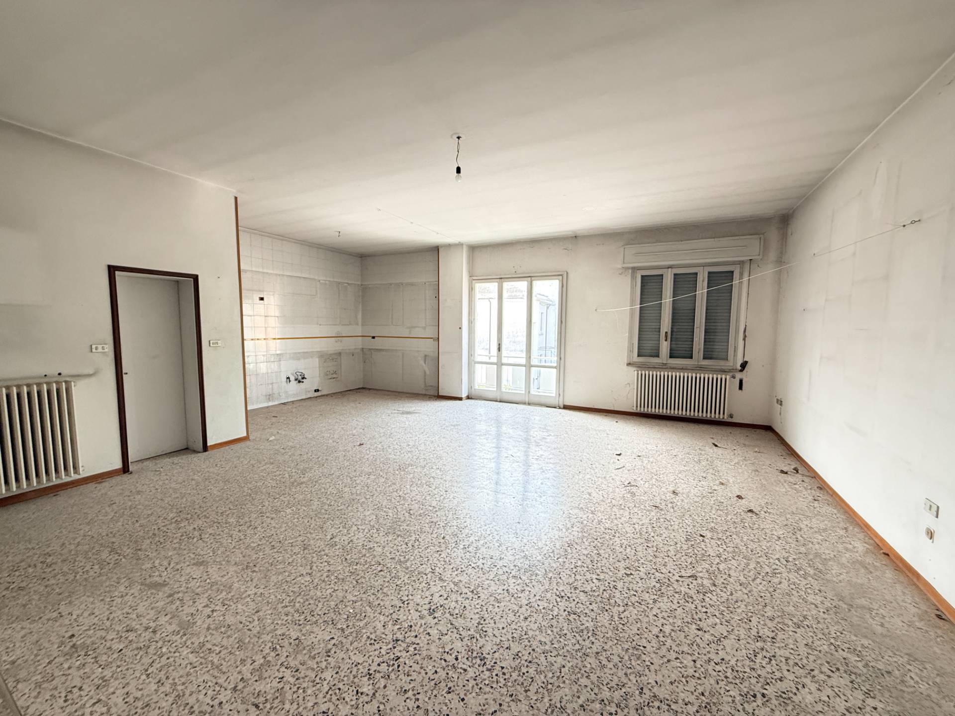 Casa Indipendente suddivisa in 2 appartamenti ed 1 magazzino in vendita a Borgo Mantovano