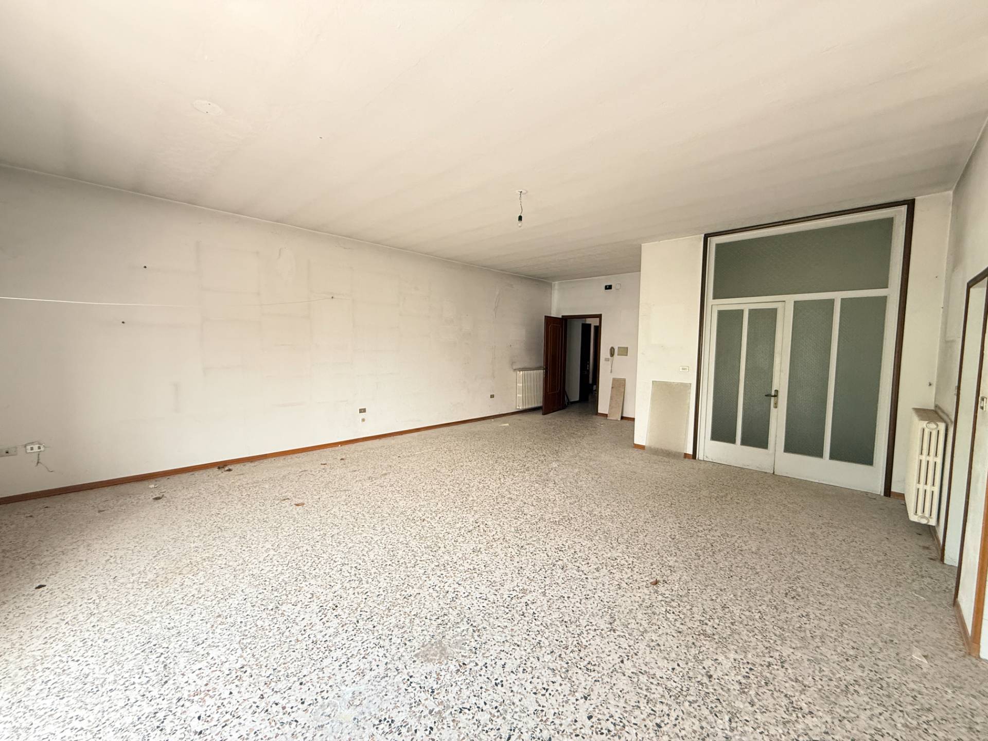 Casa Indipendente suddivisa in 2 appartamenti ed 1 magazzino in vendita a Borgo Mantovano