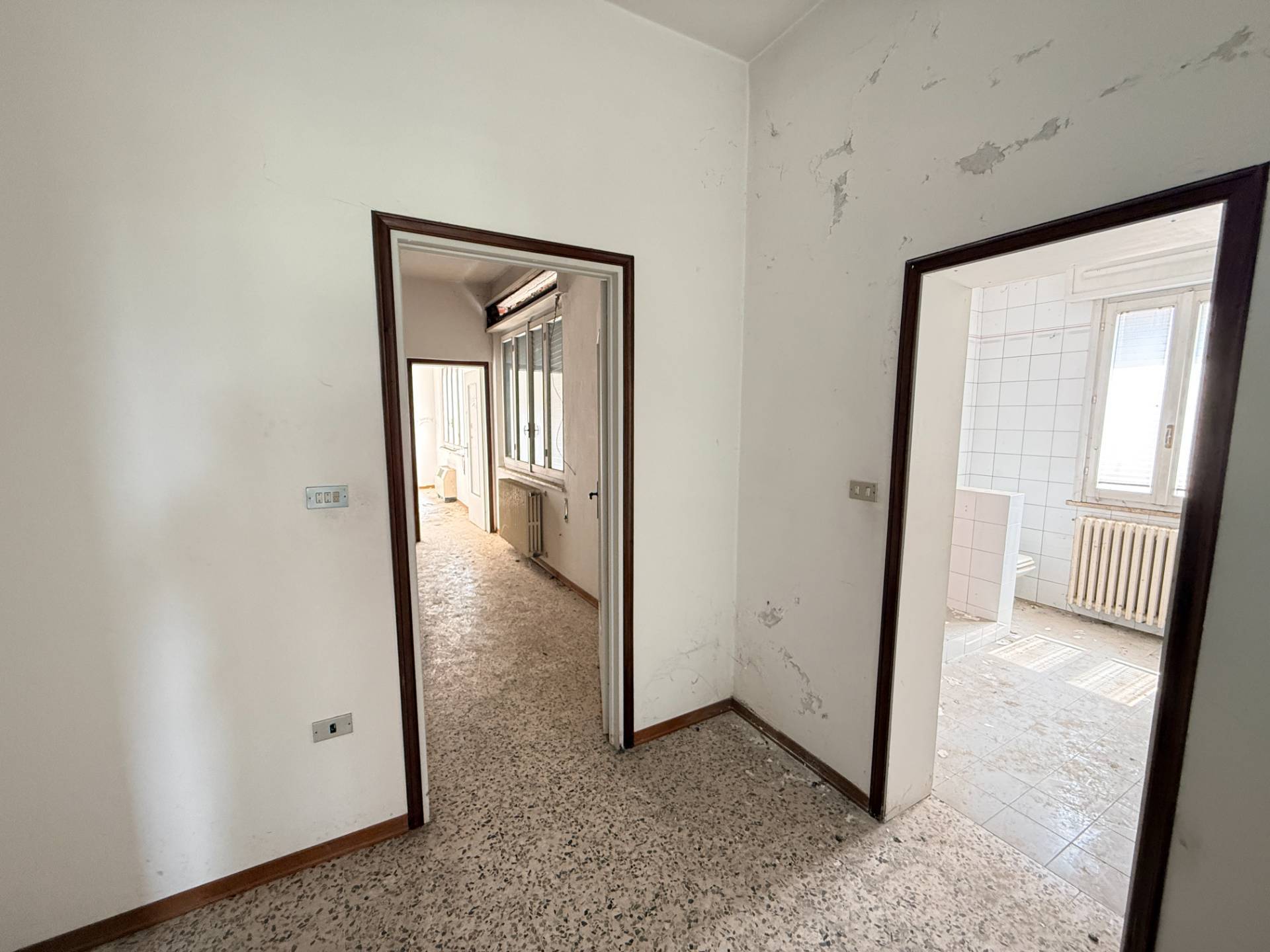 Casa Indipendente suddivisa in 2 appartamenti ed 1 magazzino in vendita a Borgo Mantovano
