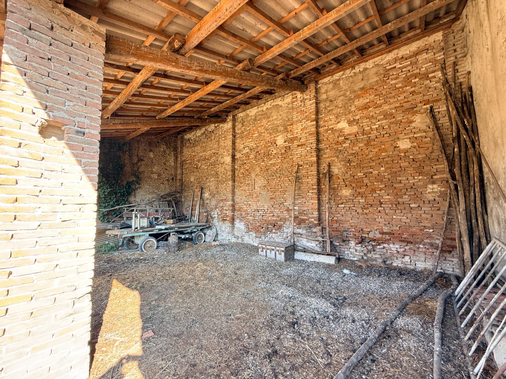 Villa Bifamiliare con Annesso Capannone in vendita a Borgo Mantovano