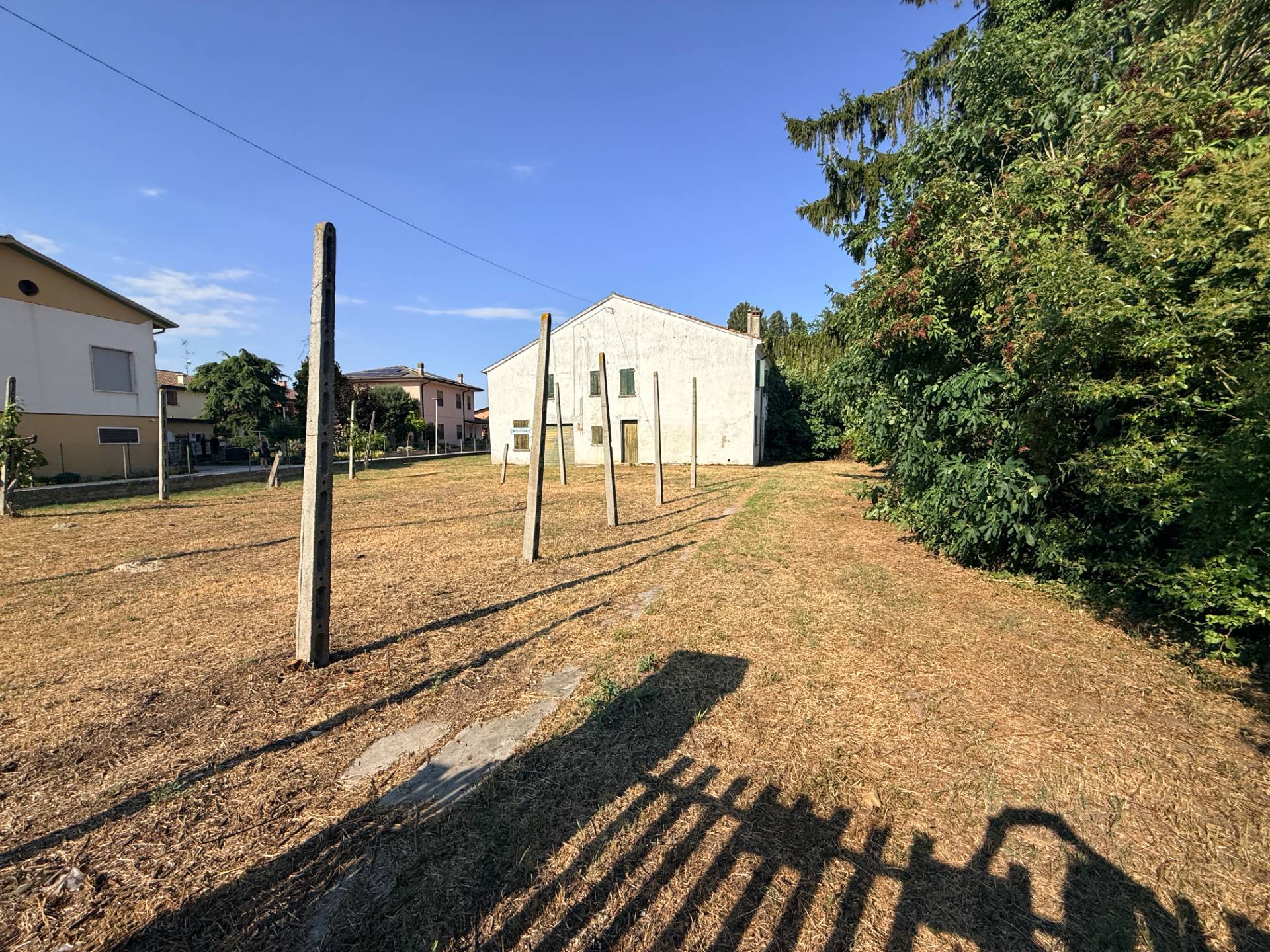 Villa Bifamiliare con Annesso Capannone in vendita a Borgo Mantovano