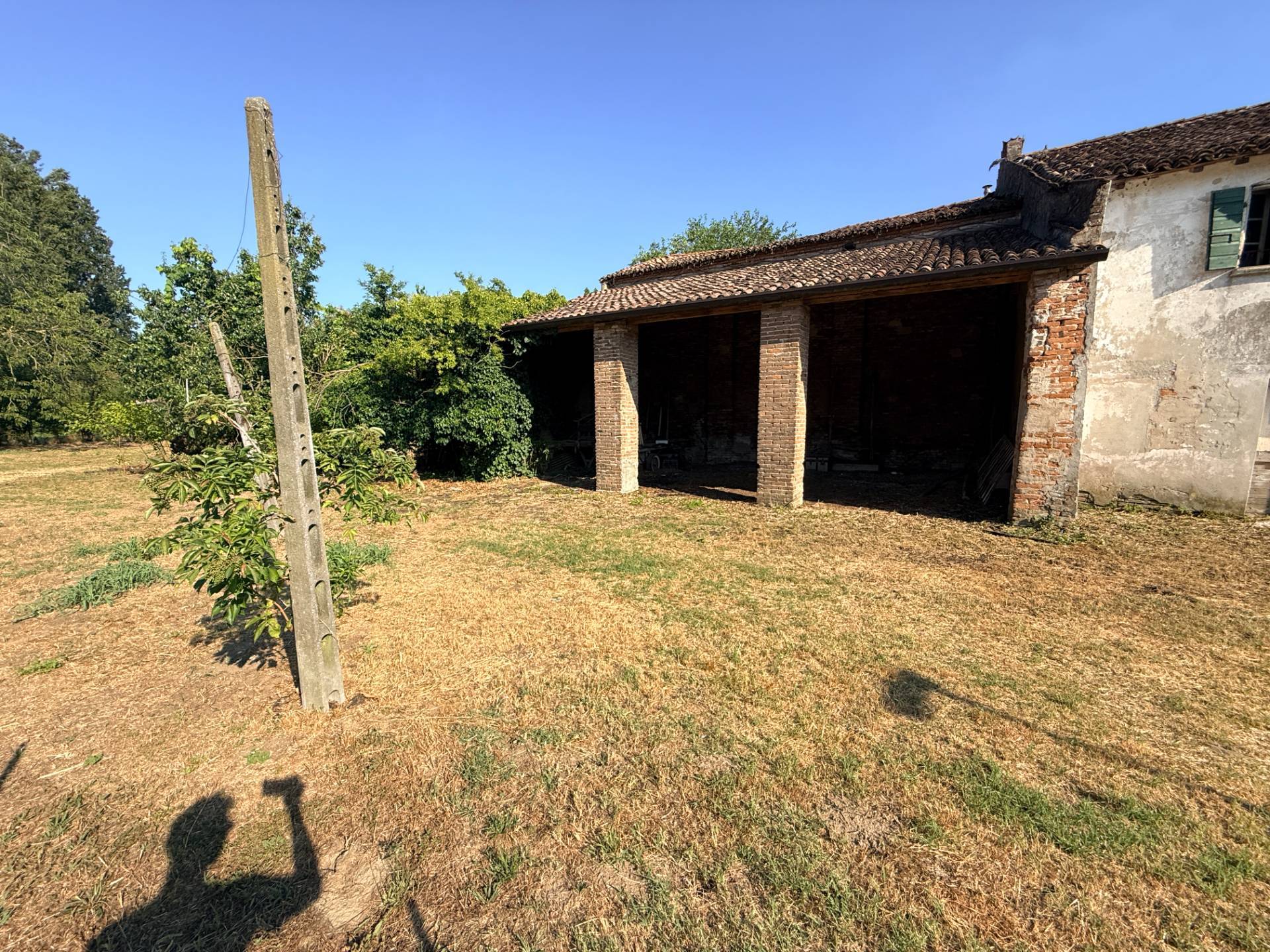 Villa Bifamiliare con Annesso Capannone in vendita a Borgo Mantovano