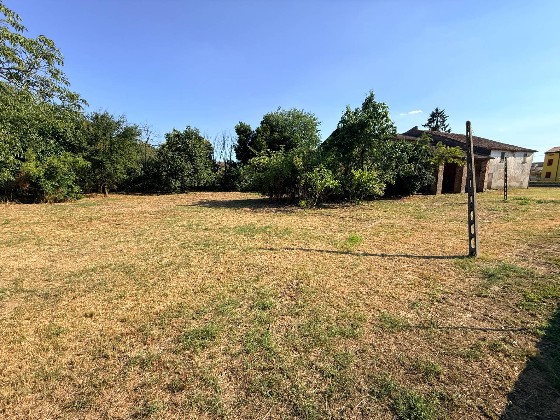 Villa Bifamiliare con Annesso Capannone in vendita a Borgo Mantovano