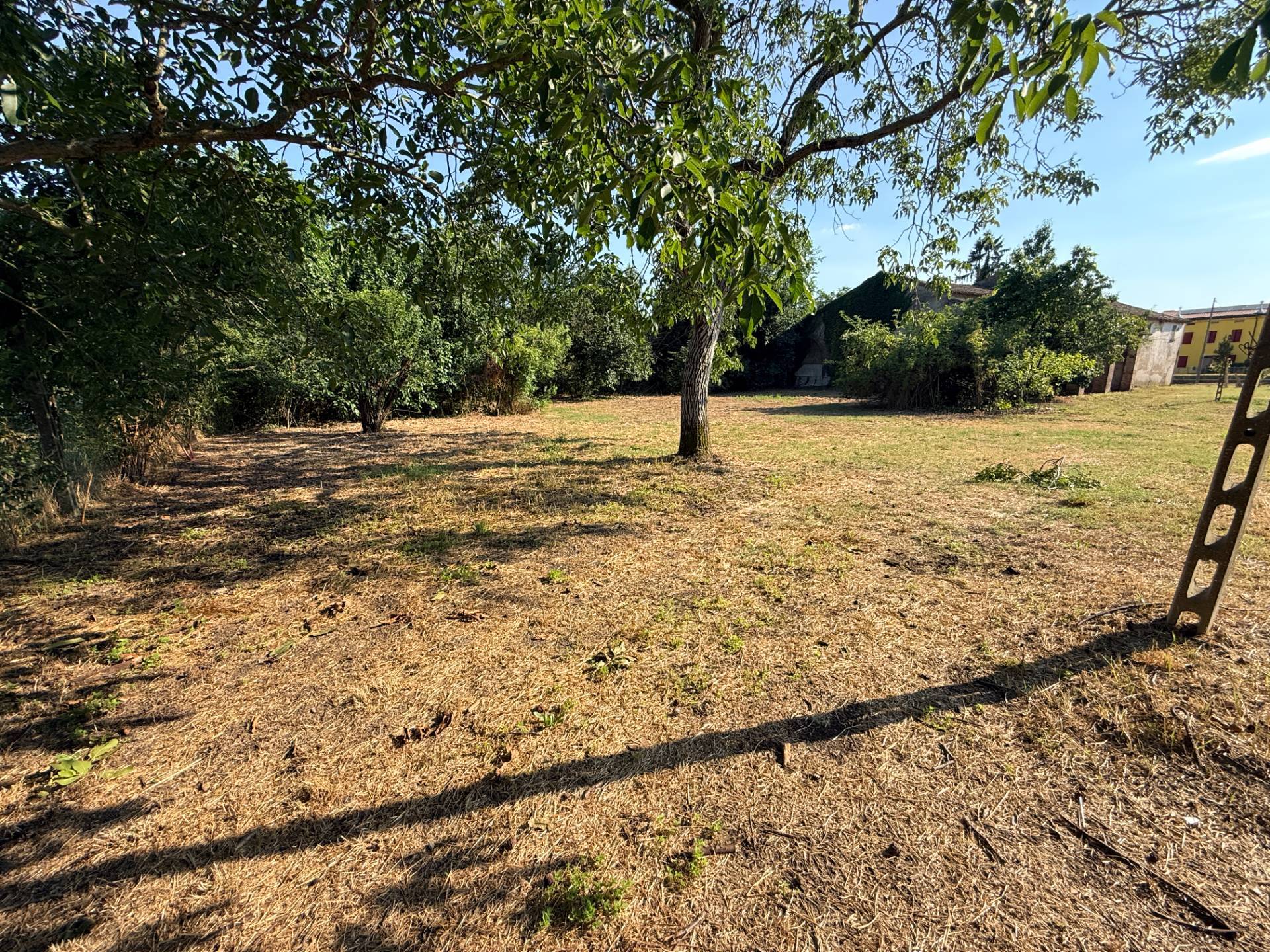 Villa Bifamiliare con Annesso Capannone in vendita a Borgo Mantovano