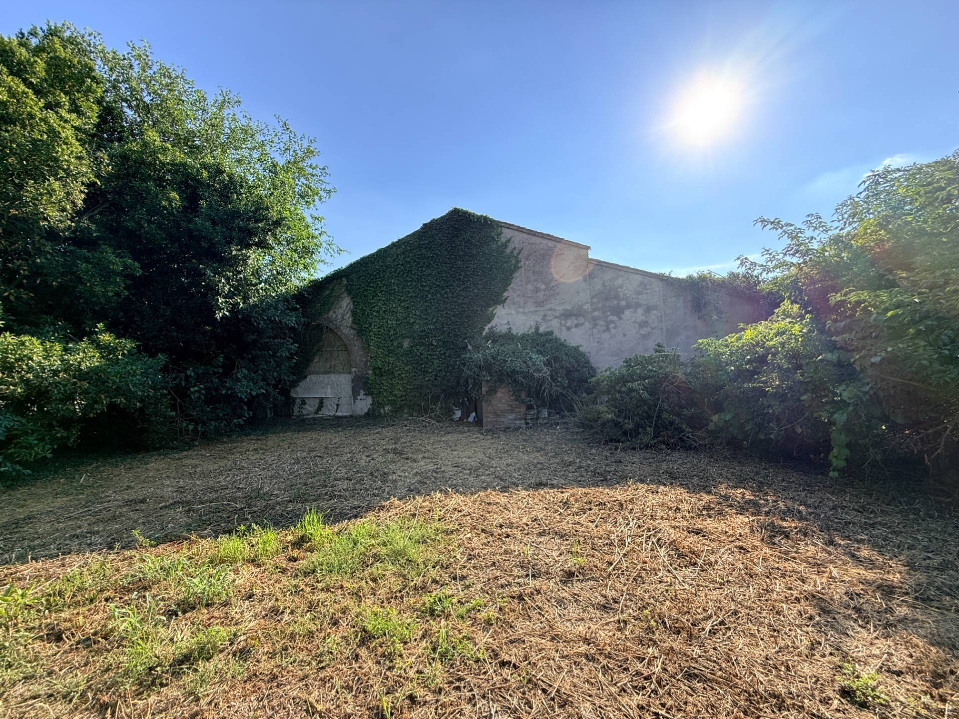 Villa Bifamiliare con Annesso Capannone in vendita a Borgo Mantovano